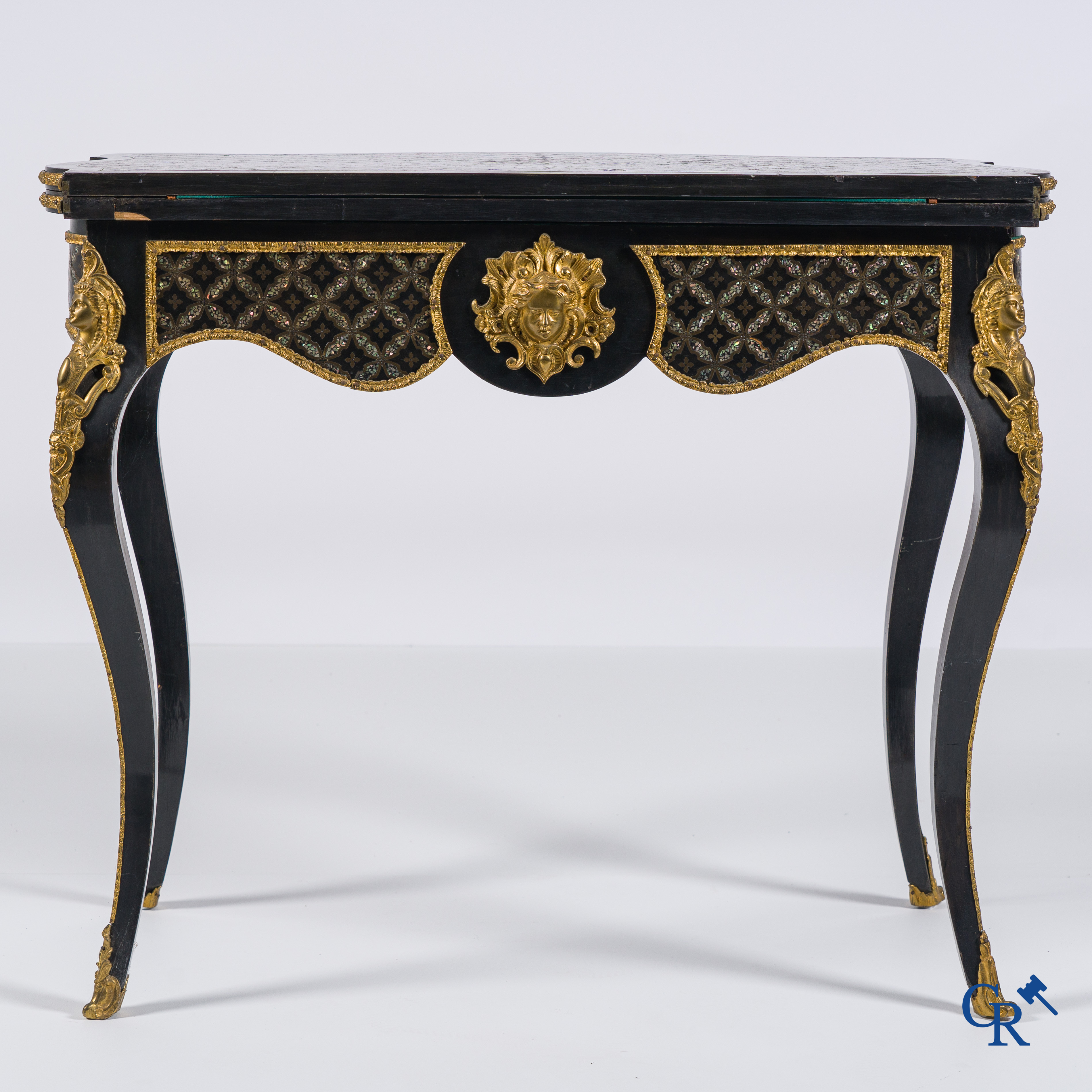 Une table à jeu avec des bronzes finement ciselés et dorés avec du marquetterie de cuivre et de nacre. Circa 1880.