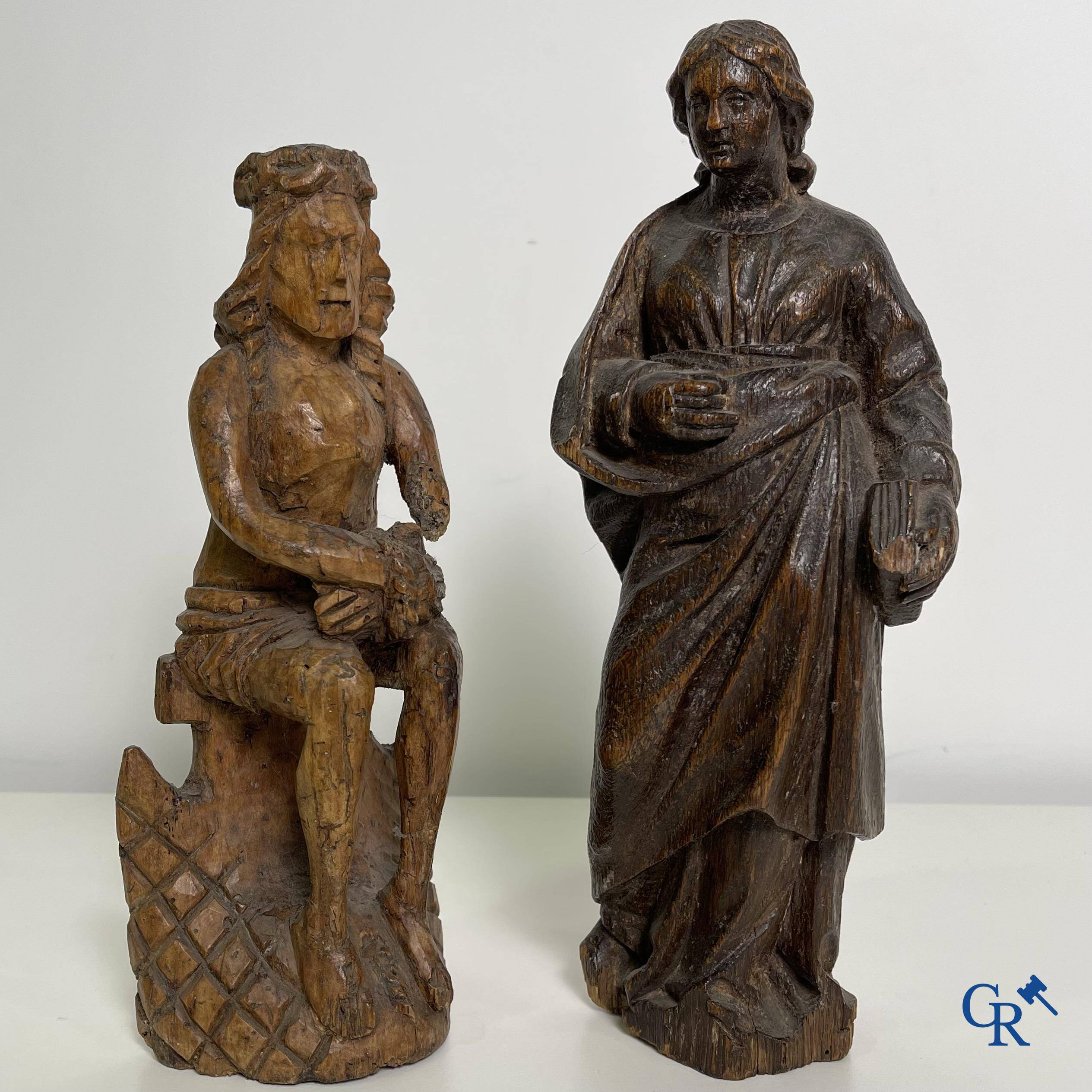 2 religieuze houtsculpturen. Christus op de koude steen en een beeld van een apostel. 18de eeuw.