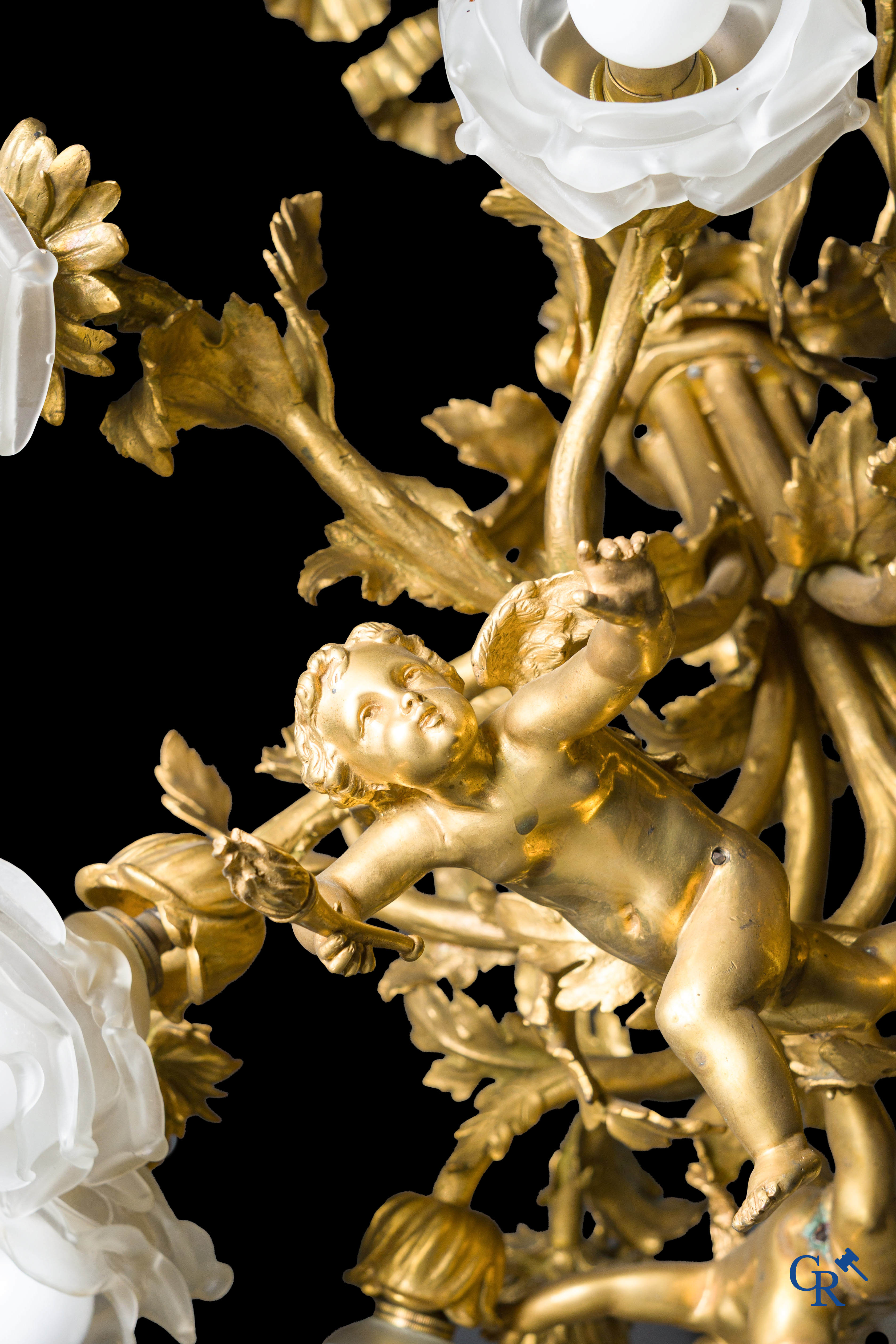 Een imposante bronzen vergulde Napoleon III luchter met 3 putti en 13 lichtpunten. LXVI-Stijl.