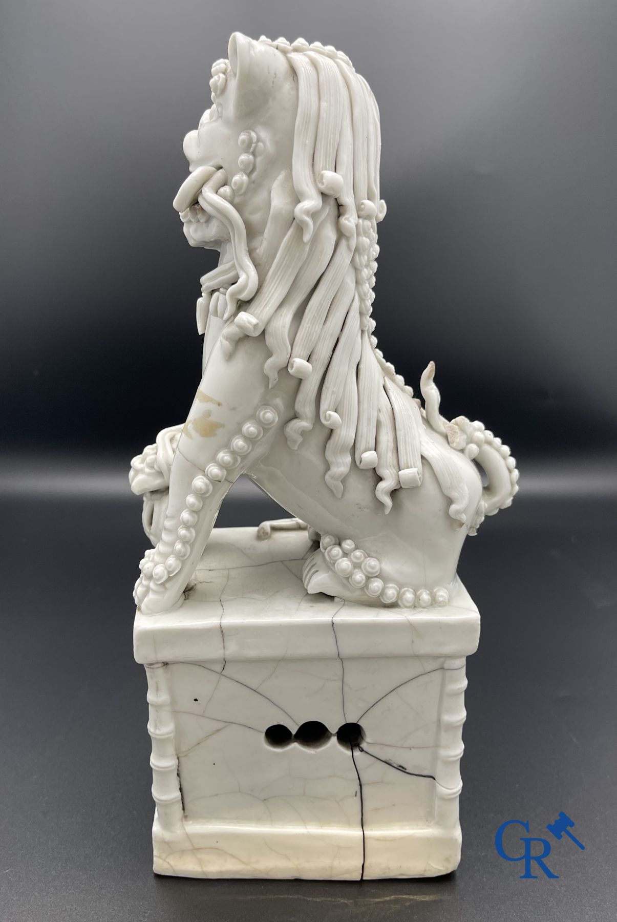 Porcelaine chinoise: Un lion bouddhiste et un groupe en blanc de Chine.