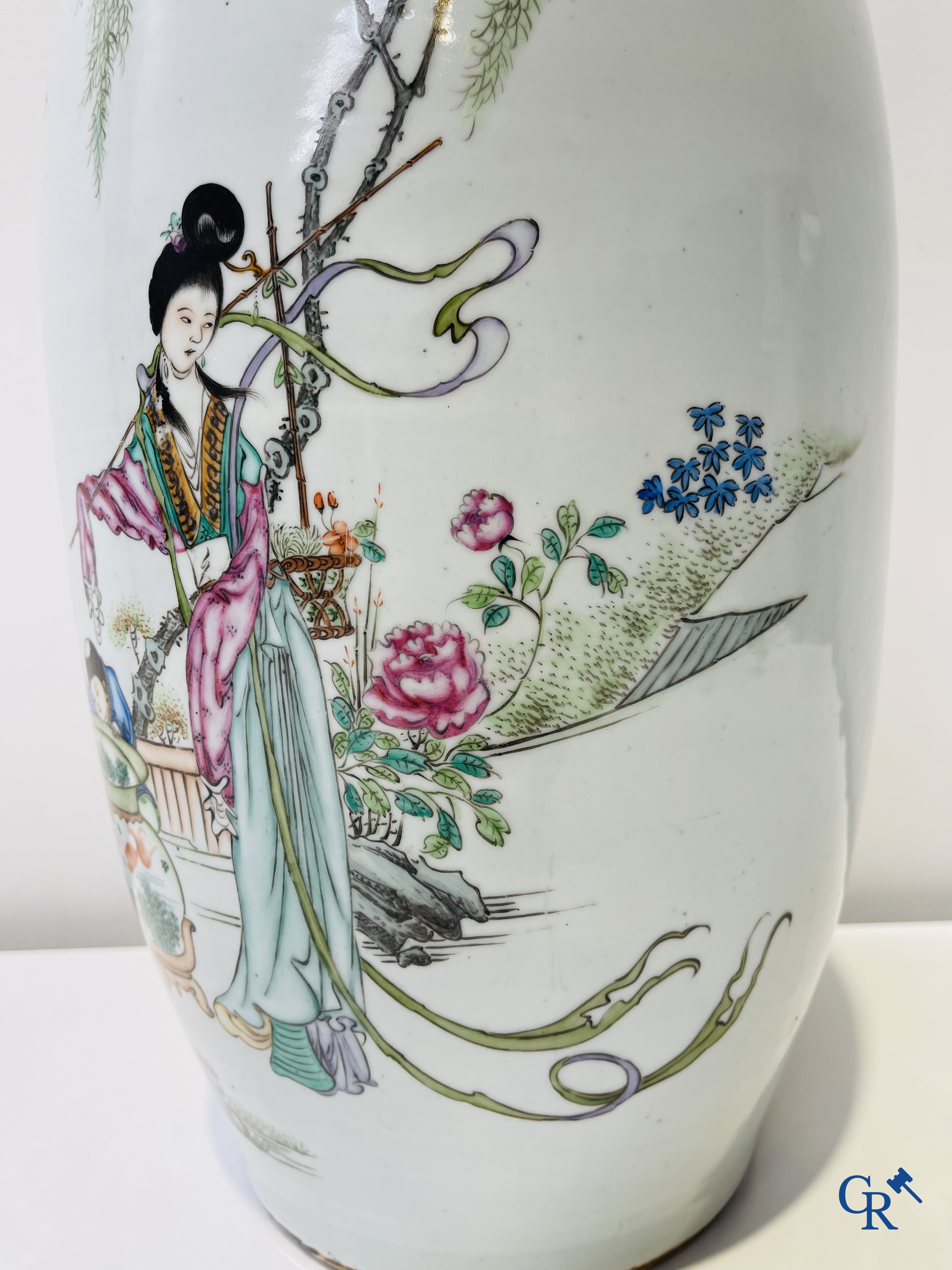 Art Asiatique: Porcelaine chinoise, vase Chinois représentant une dame et des enfants jouant autour d'un aquarium.