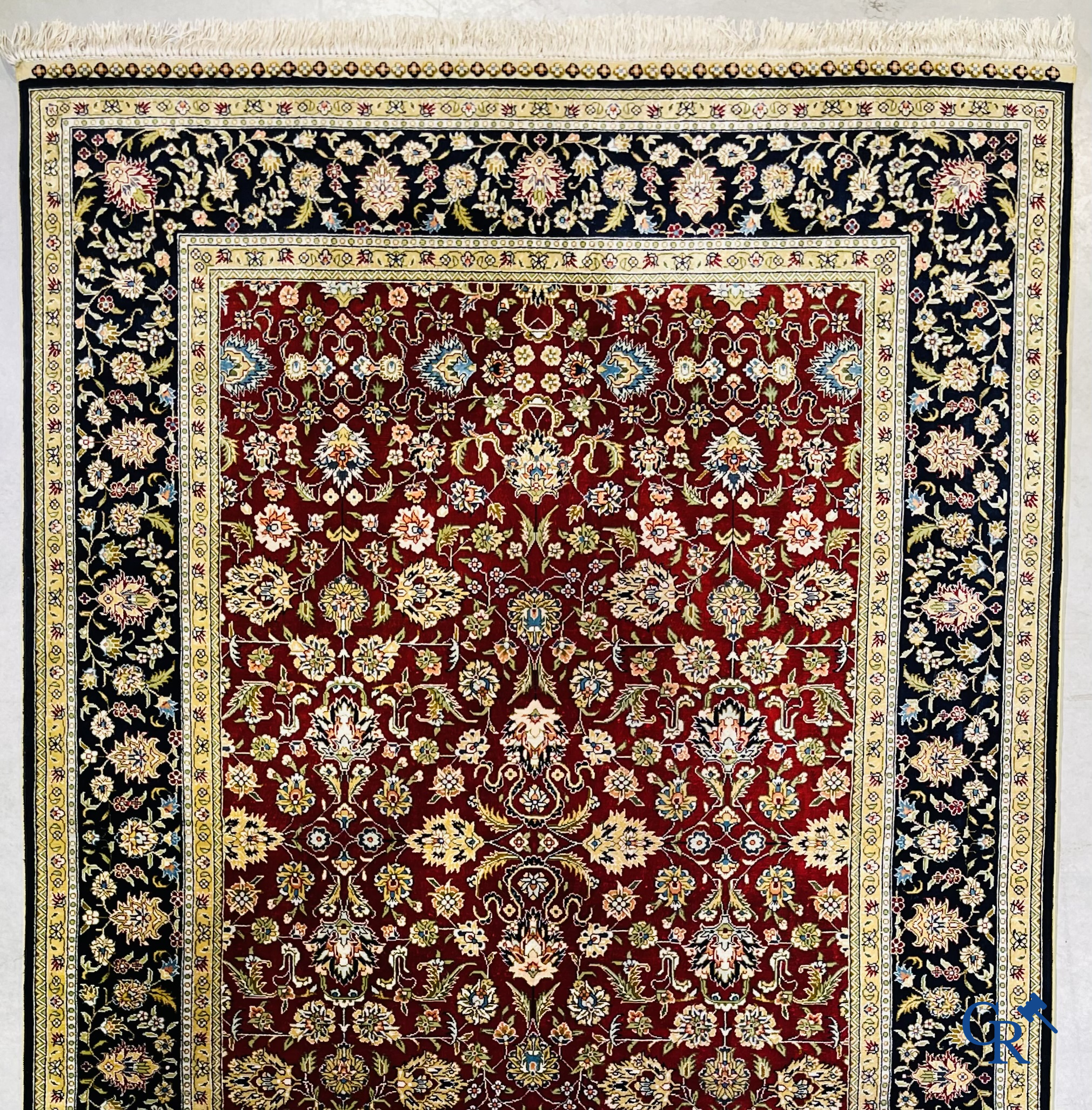 Tapis d'Orient: Iran, un tapis persan en soie noué à la main avec un décor floral.