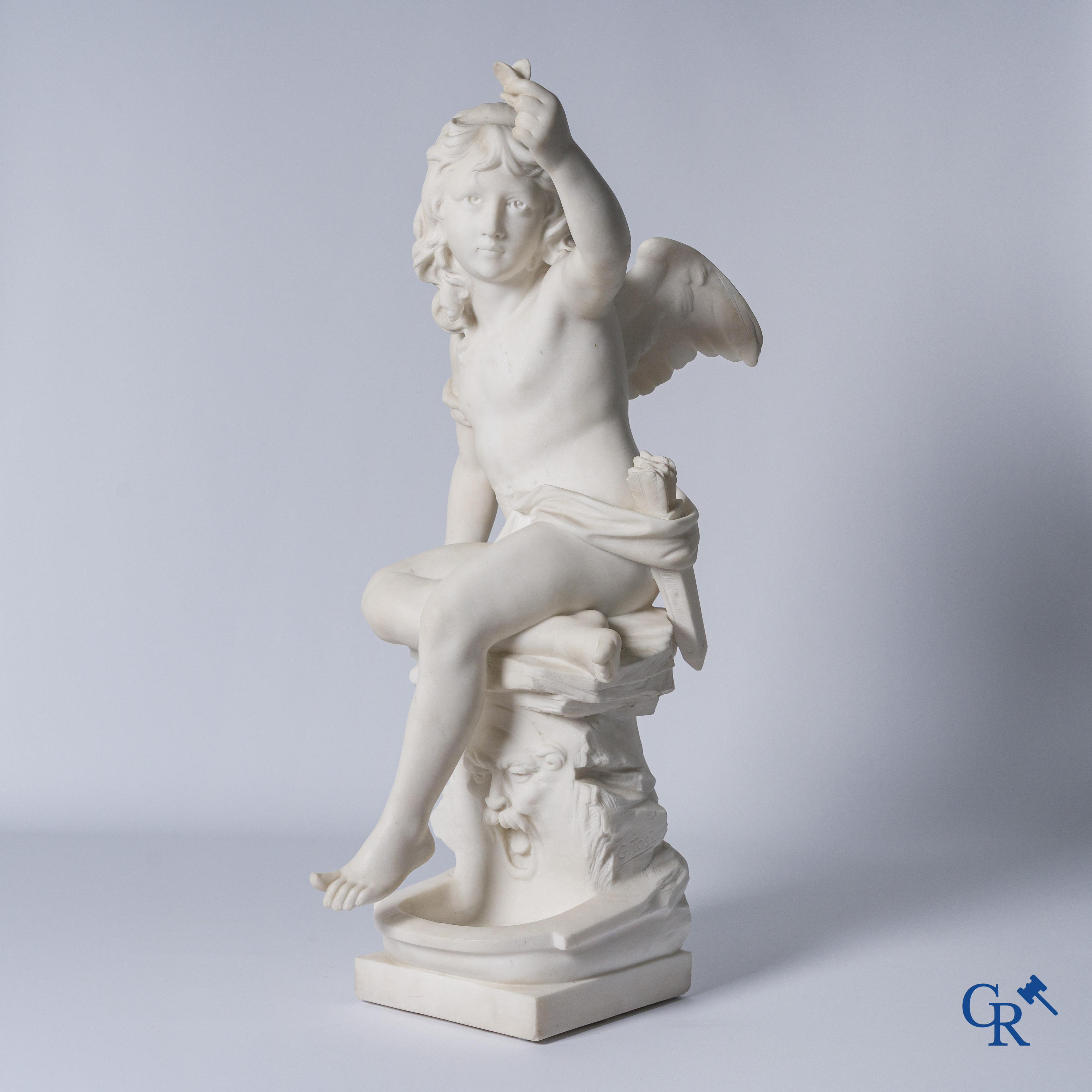 G. Tosi, Important groupe en marbre sculpté, cupidon assis à la fontaine murale. Vers 1900.