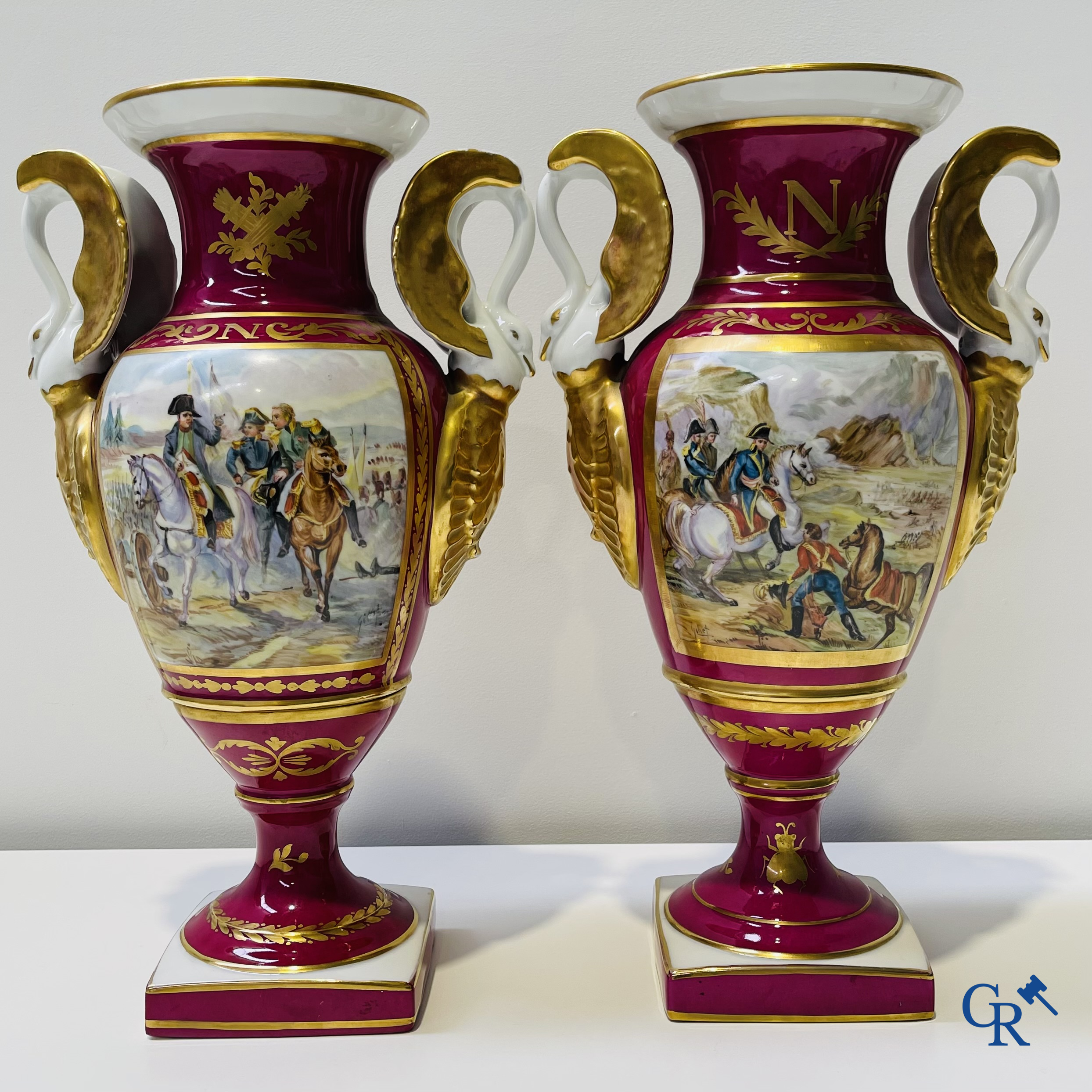 2 grands vases peints à la main en porcelaine de Paris avec des scènes de l'époque napoléonienne. Signé Gillet.