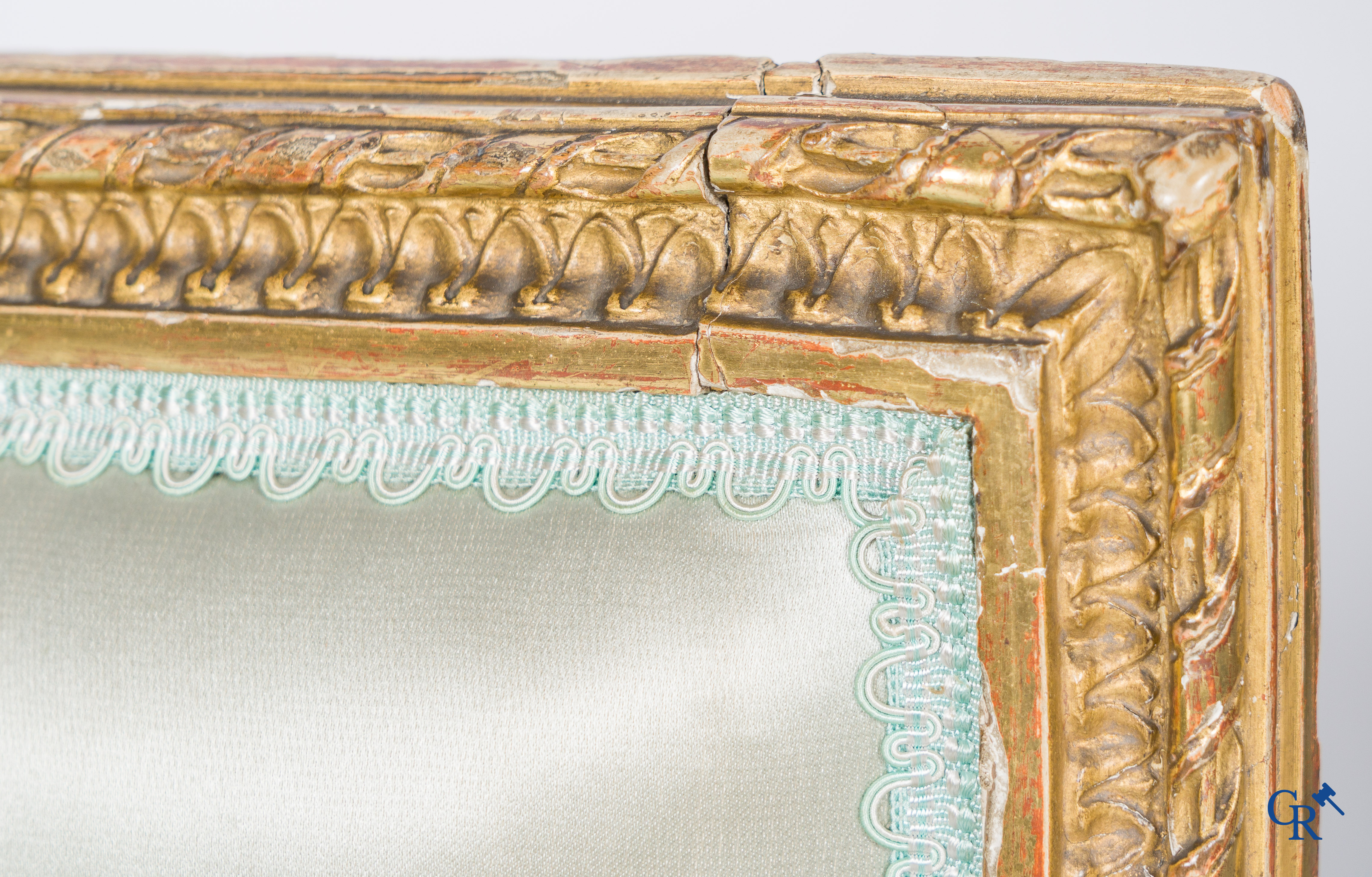 Lodewijk XVI-periode. Marquise in fijn gesculpteerd en verguld hout. Eind 18e eeuw.