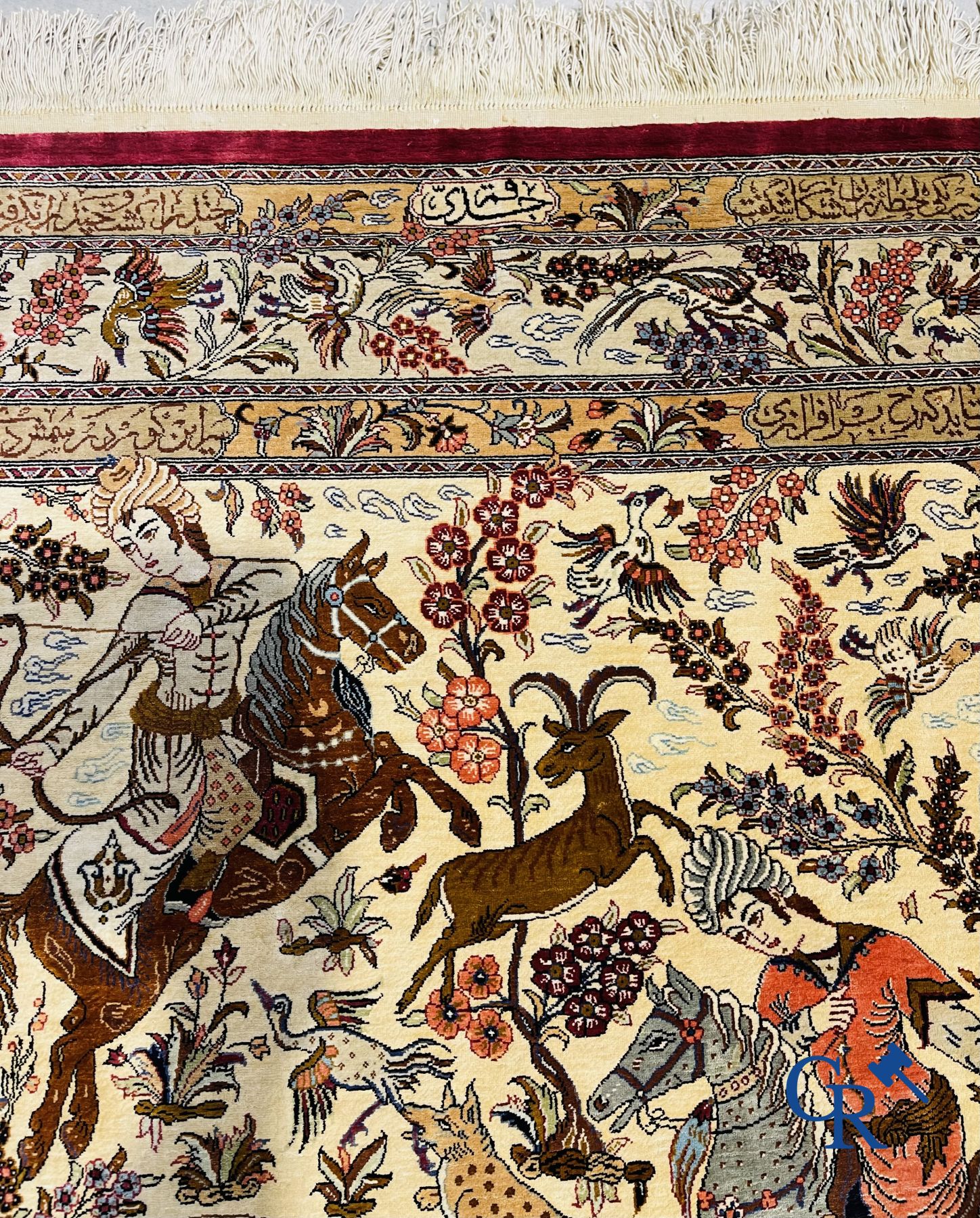 Tapis: Iran, Ghoum. Tapis persan signé en soie avec un décor de chasse.