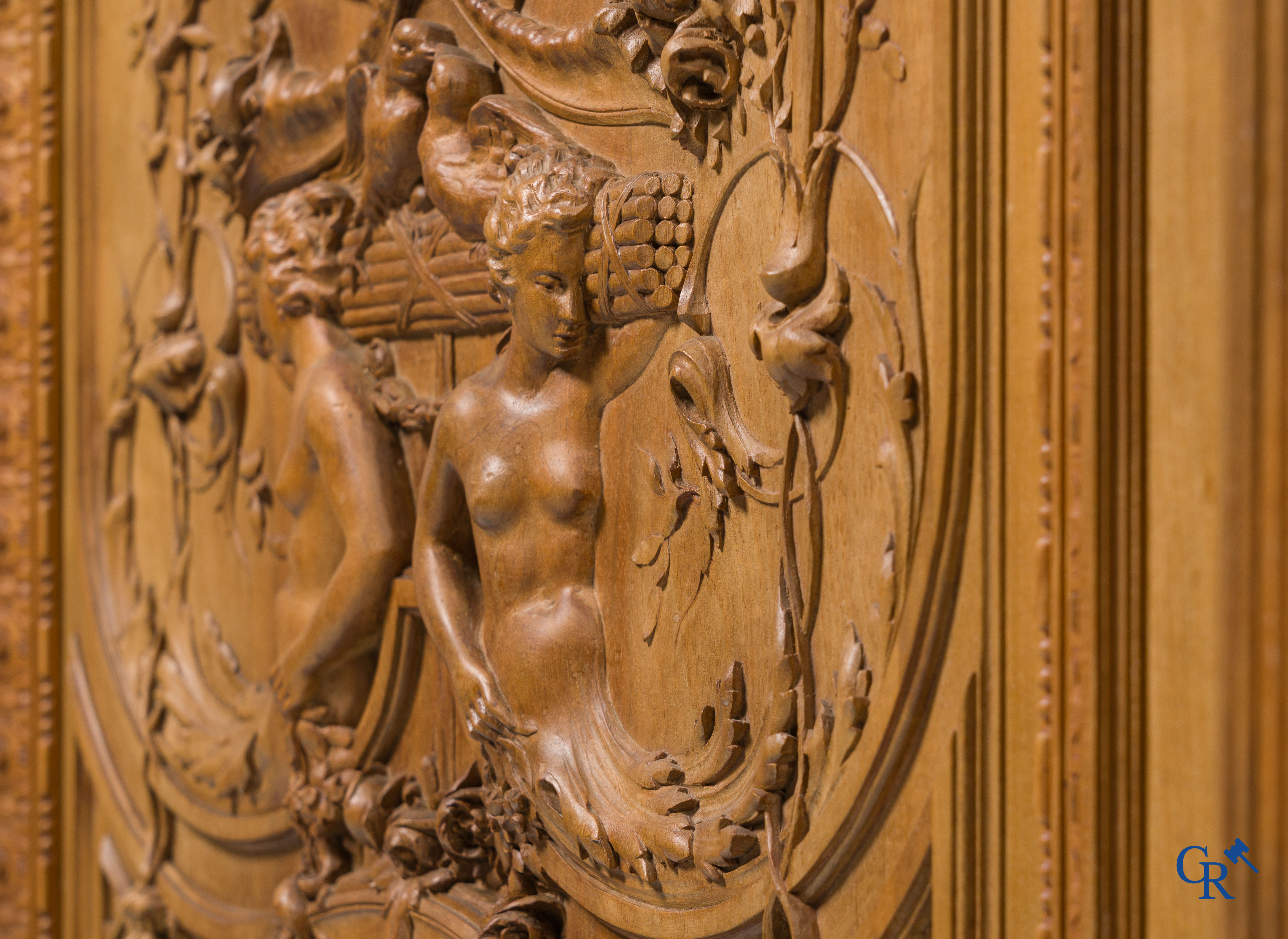 Cazanave Frères à Carcassonne. Een rijkelijk en fijn gesculpteerd meubel in LXVI-stijl met medaillon.