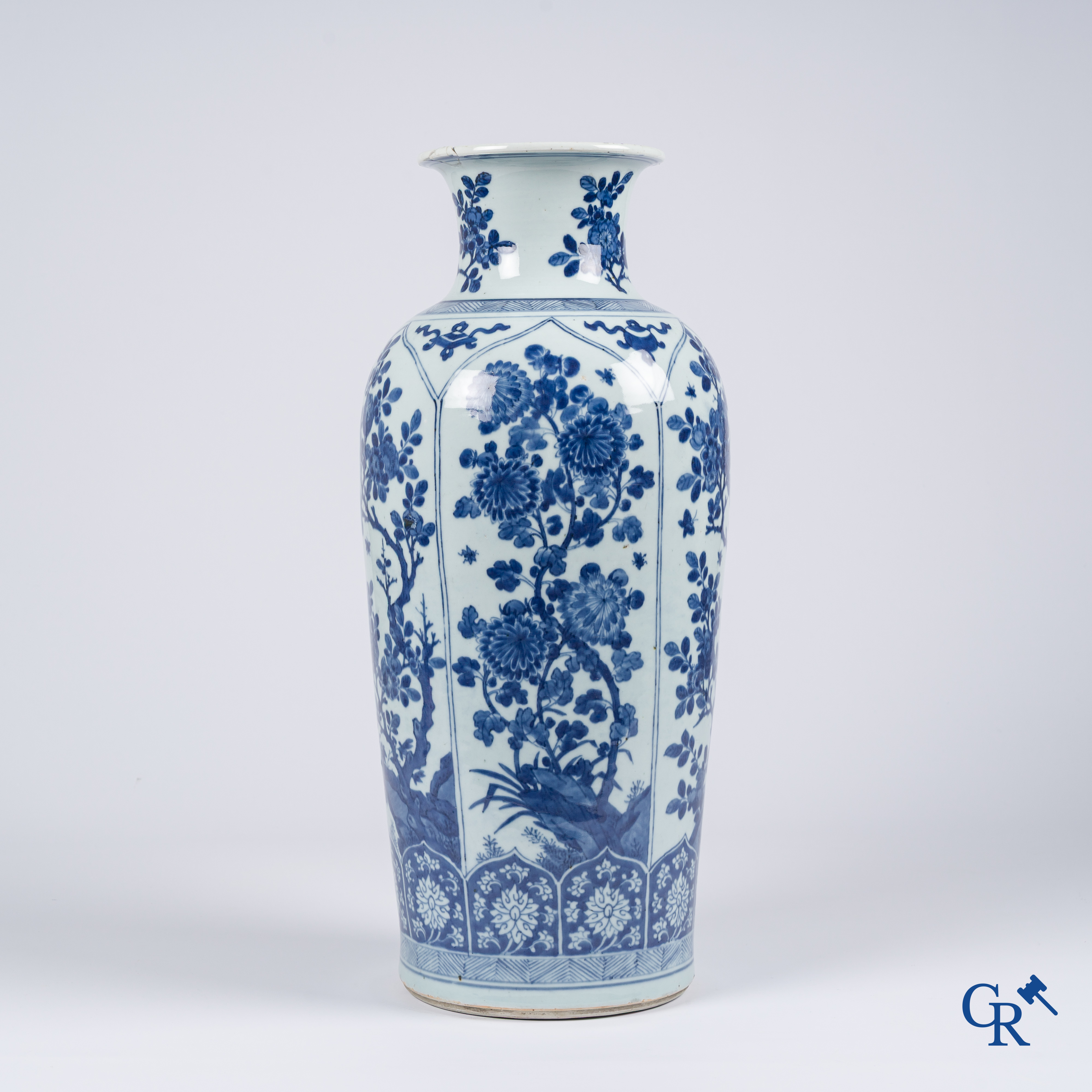 Aziatica, Chinees porselein. Een grote Chinese blauw-wit "rouleau" vaas. Kangxi. Gemerkt.