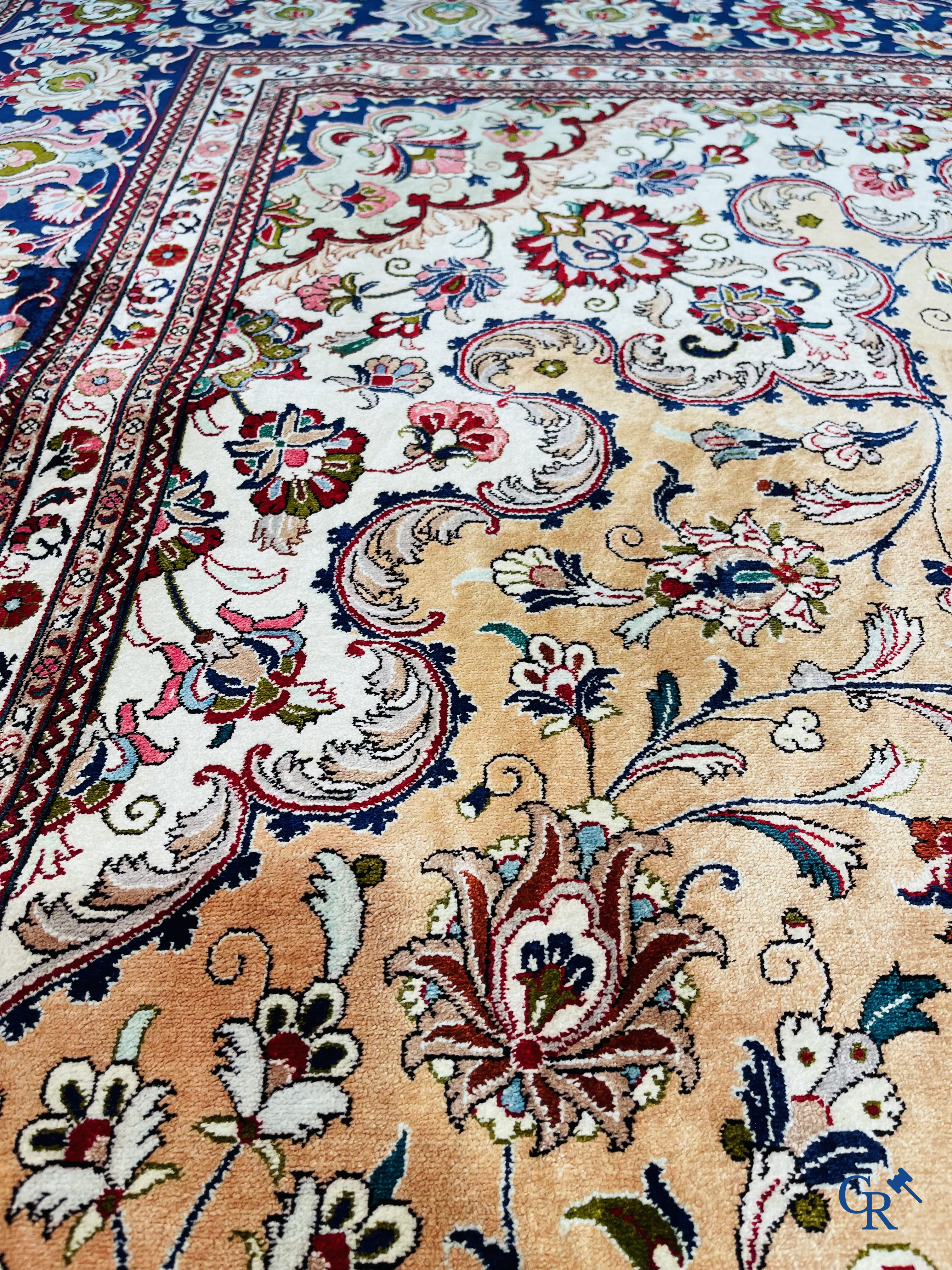 Tapis d'Orient: Ghoum, Iran. Exceptionnel tapis noué à la main en soie.