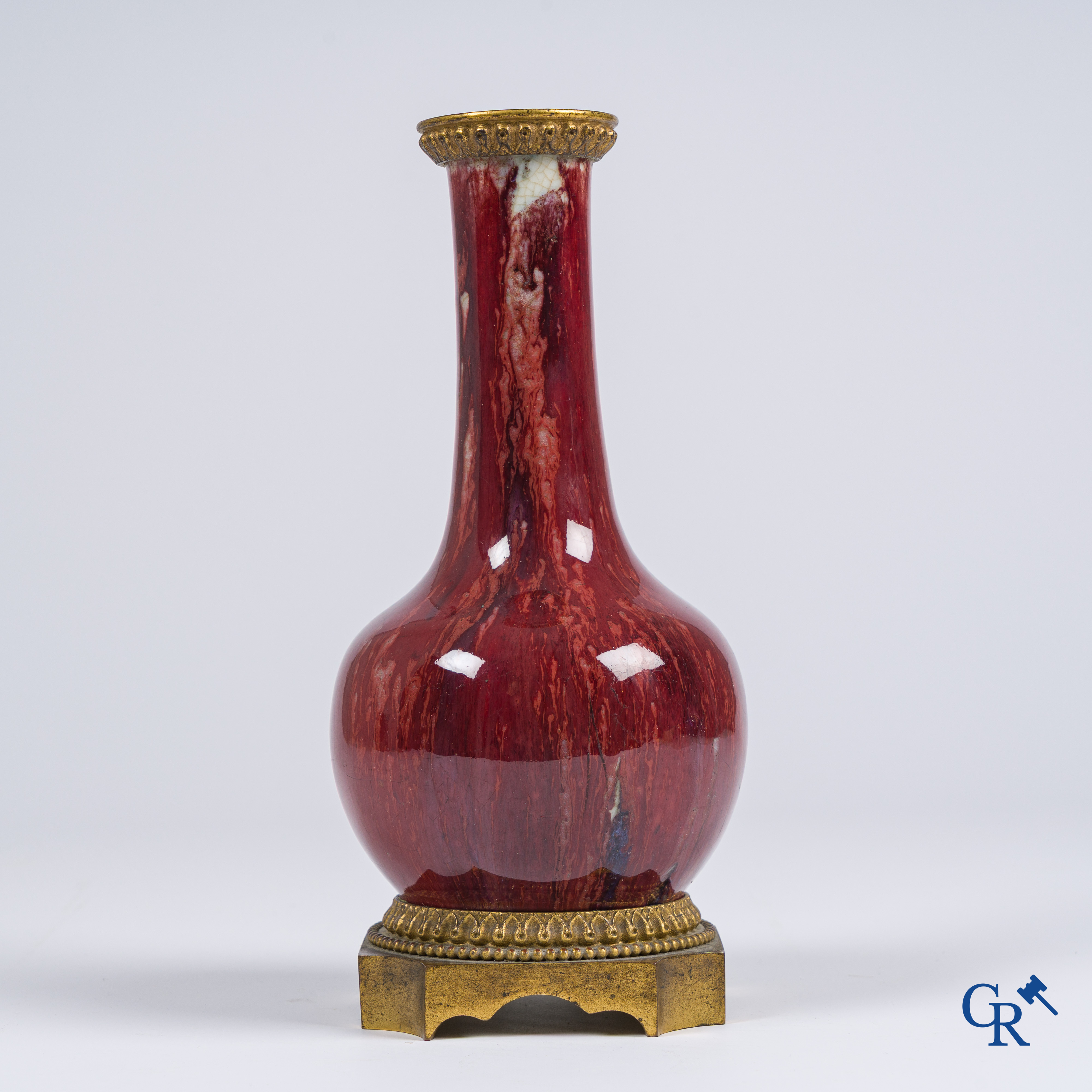 Aziatica, Chinees porselein. Een Chinese Sang de boeuf vaas met bronzen monturen. Gemerkt.