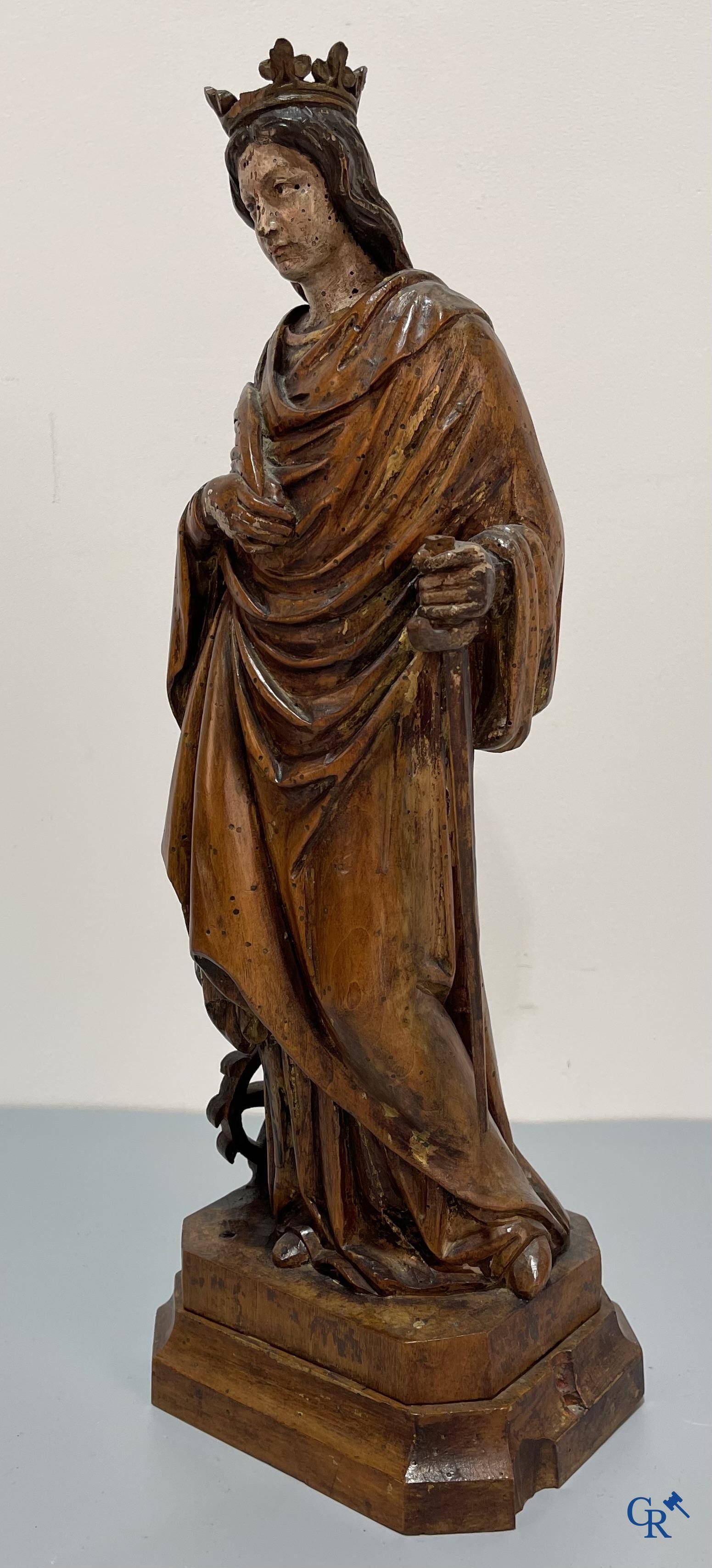 Religieuze objecten, 3 antieke hout gesculpteerde voorstellingen van St. Catharina. 18e-19e eeuw.