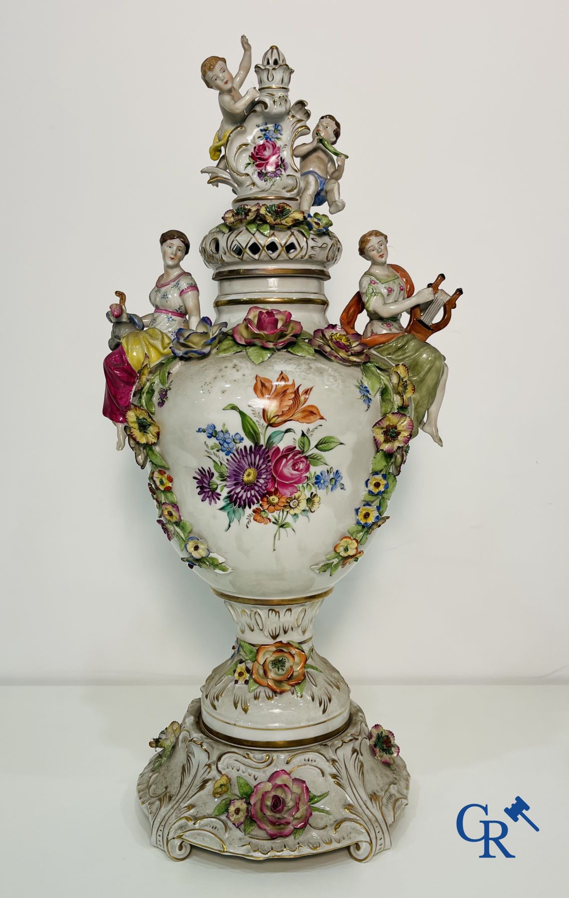 Sax porcelain: A lot with various pieces of Sax porcelain.