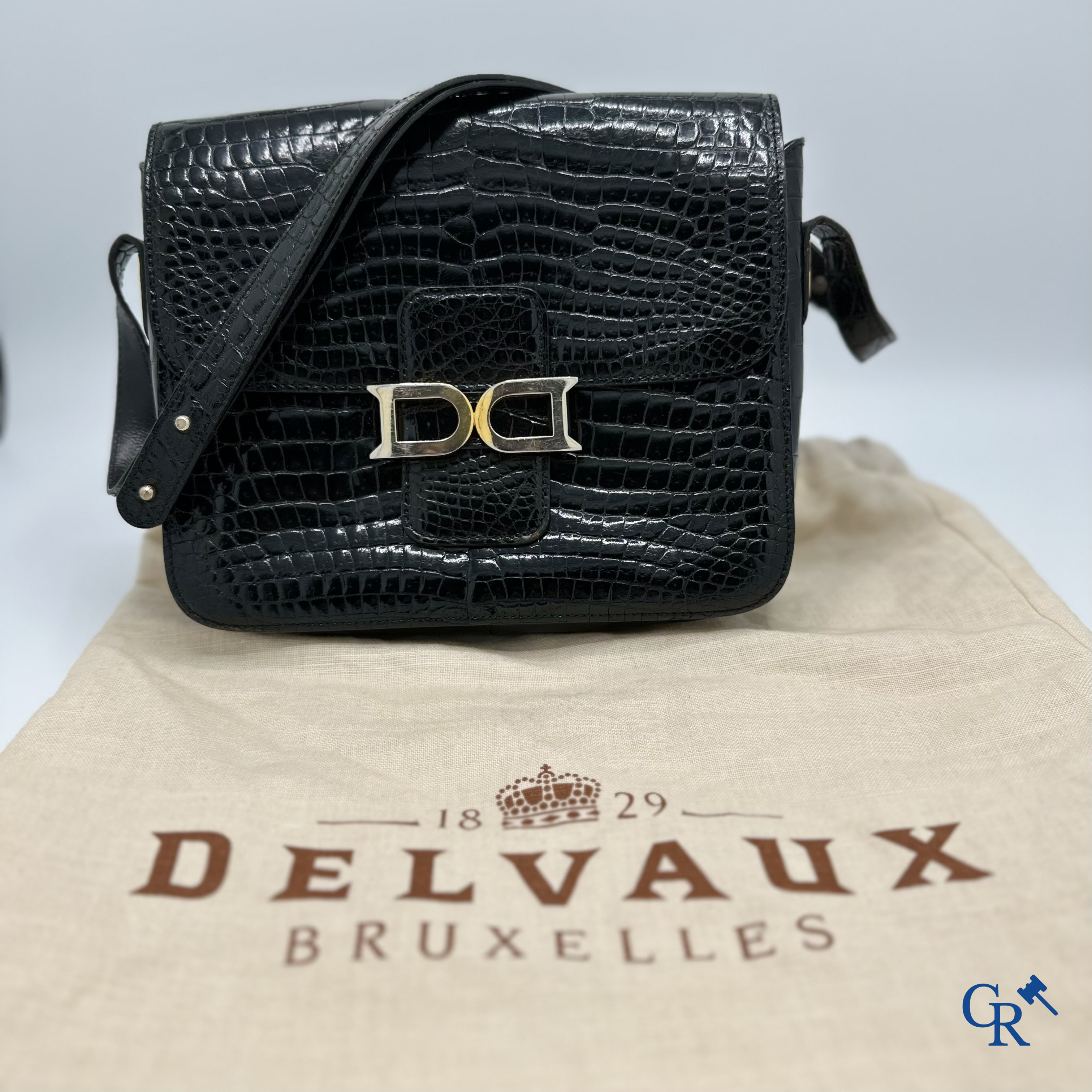 Delvaux: Sac à main en cuir noir.
Bon état.