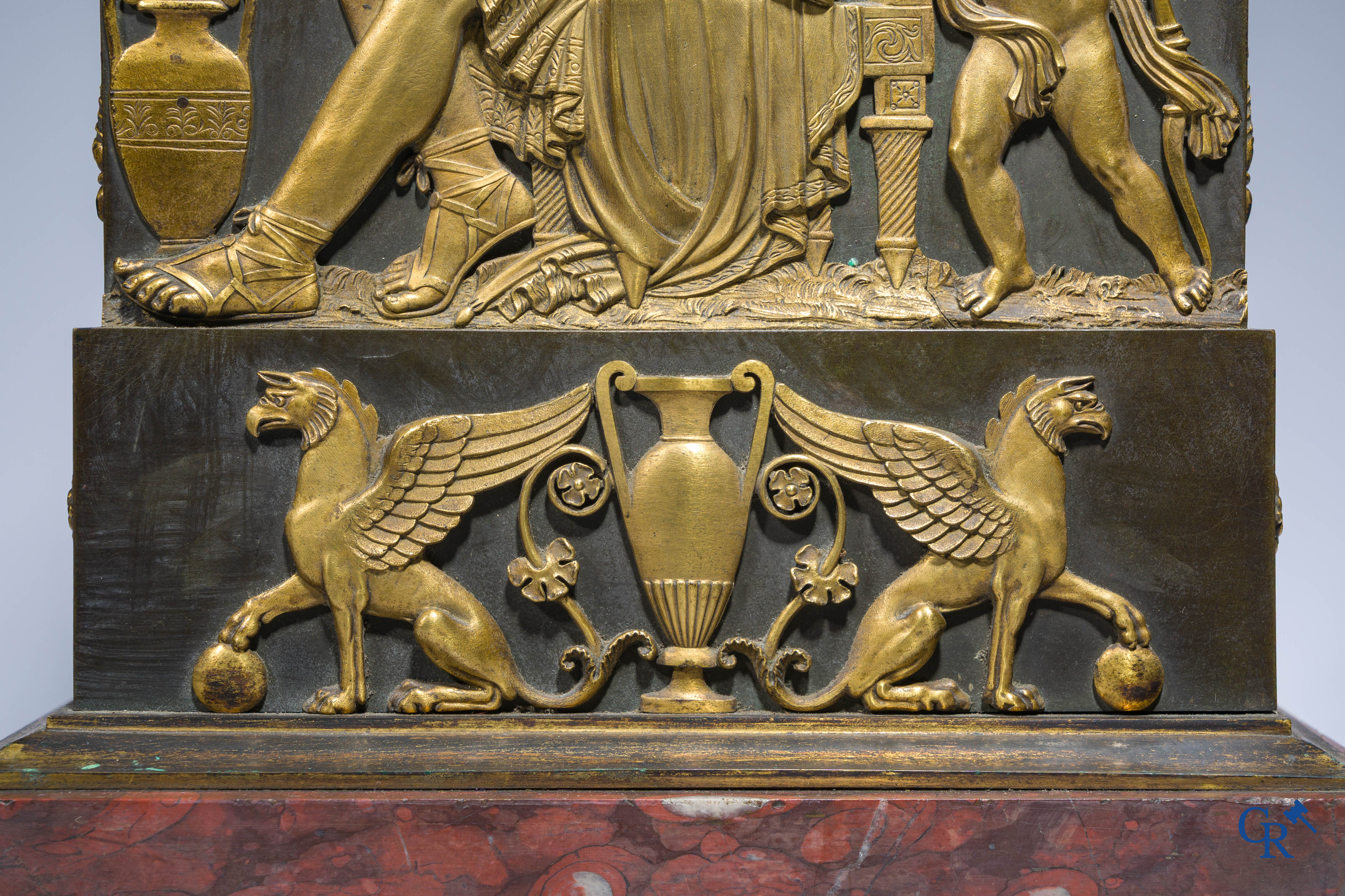 Claude Galle, Rue Vivienne à Paris. Pendule borne "Anacreon" in verguld en gepatineerd brons. Empire, Circa 1806.