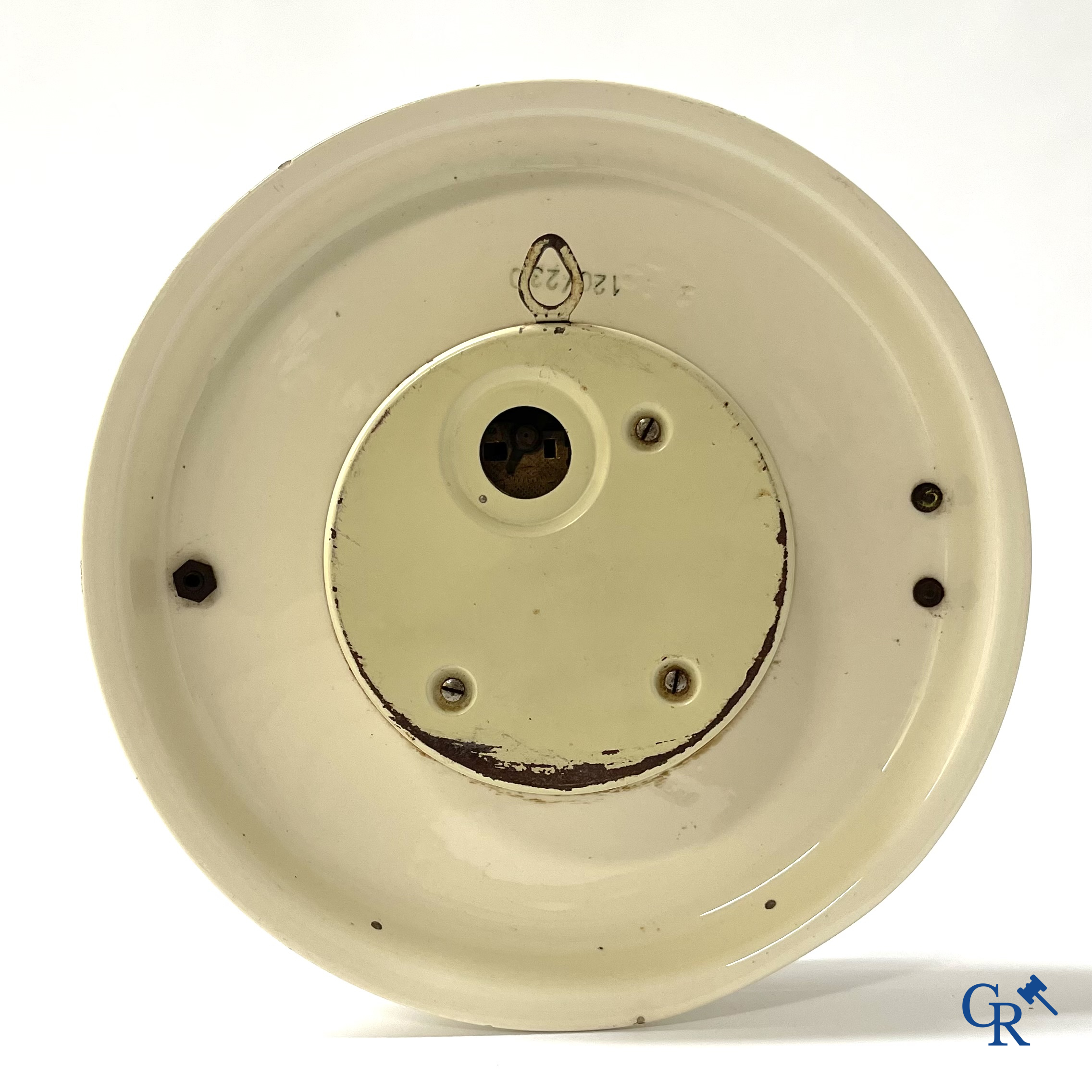 Benjamin Rabier (1864-1939) La Vache Qui Rit, een publiciteits wandklok in faience voor de kazen van Fromageries Bel.