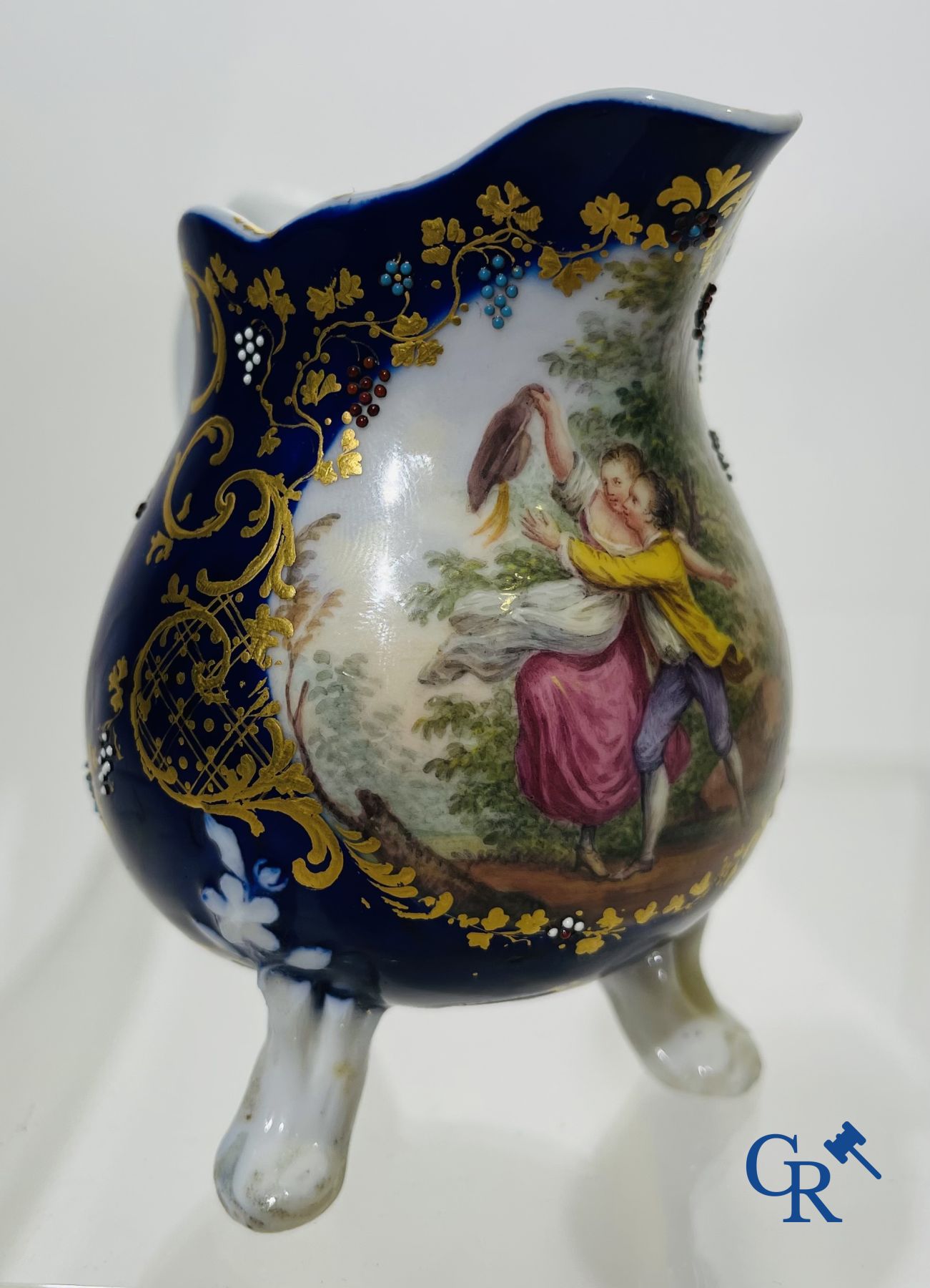 Vincennes 18ème siècle. Un pot à lait à trois pieds en porcelaine douce sur fond bleu lapis.