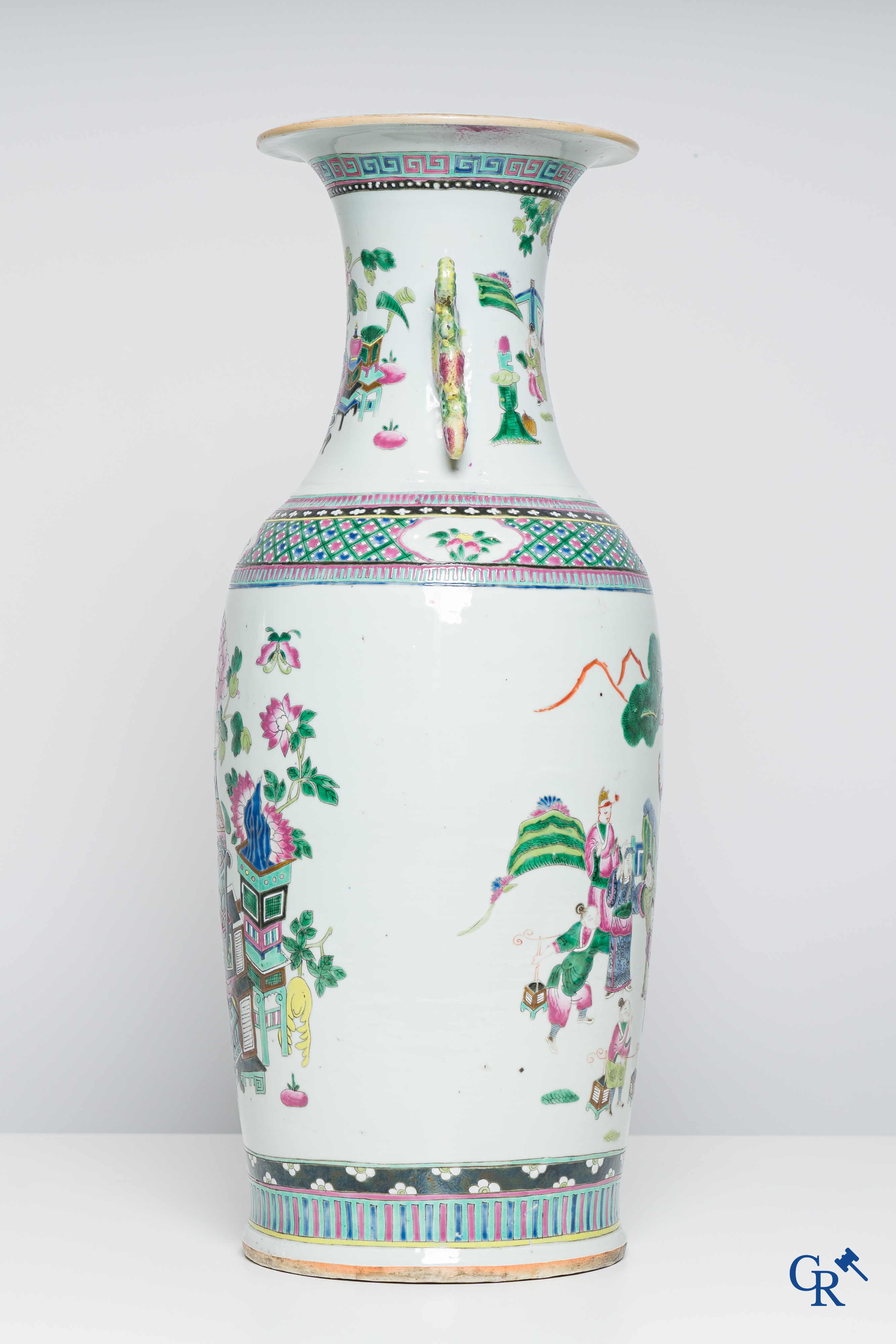 Art Asiatique: Porcelaine chinoise, un vase famille rose avec des personnages et un décor d'antiquités. 19ème siècle.