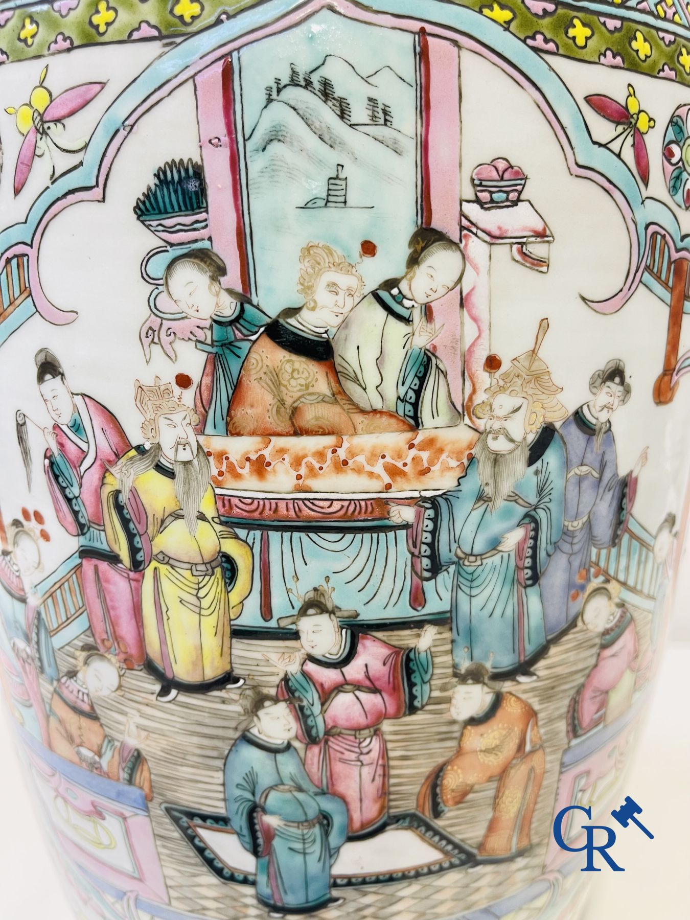 Art Asiatique: Porcelaine chinoise, une paire de vases  famille rose avec des scènes de cour. XIXe siècle.