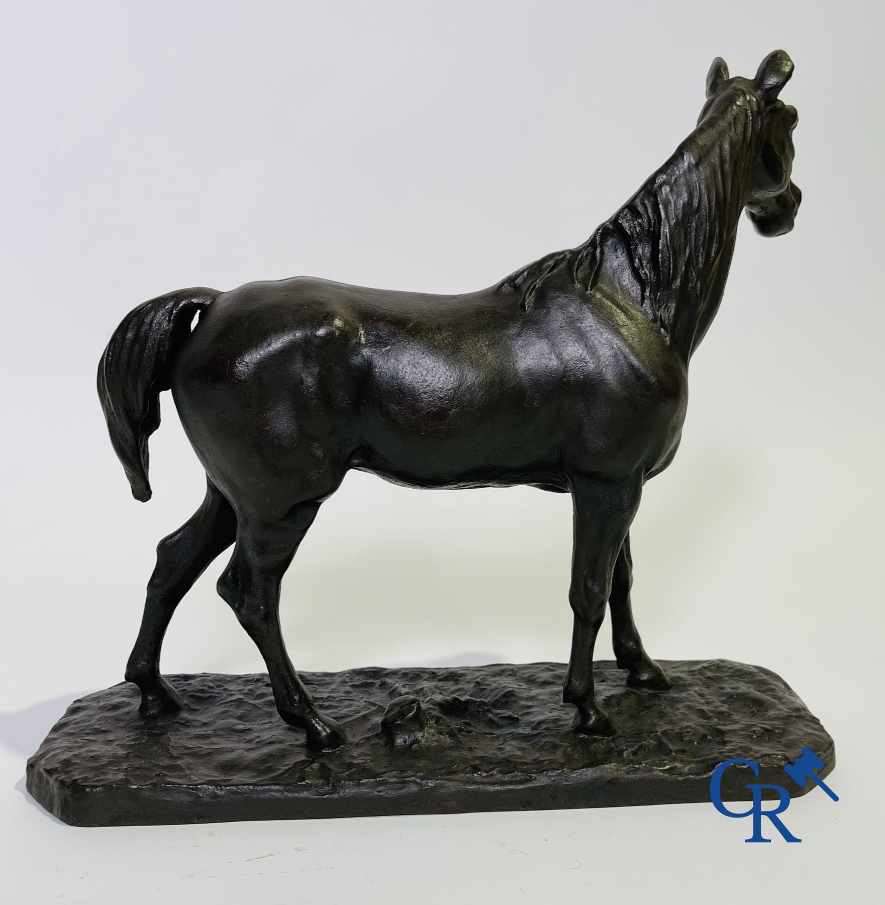 sculpture: 2 hunting bronzes and a horse in metal (cast iron).