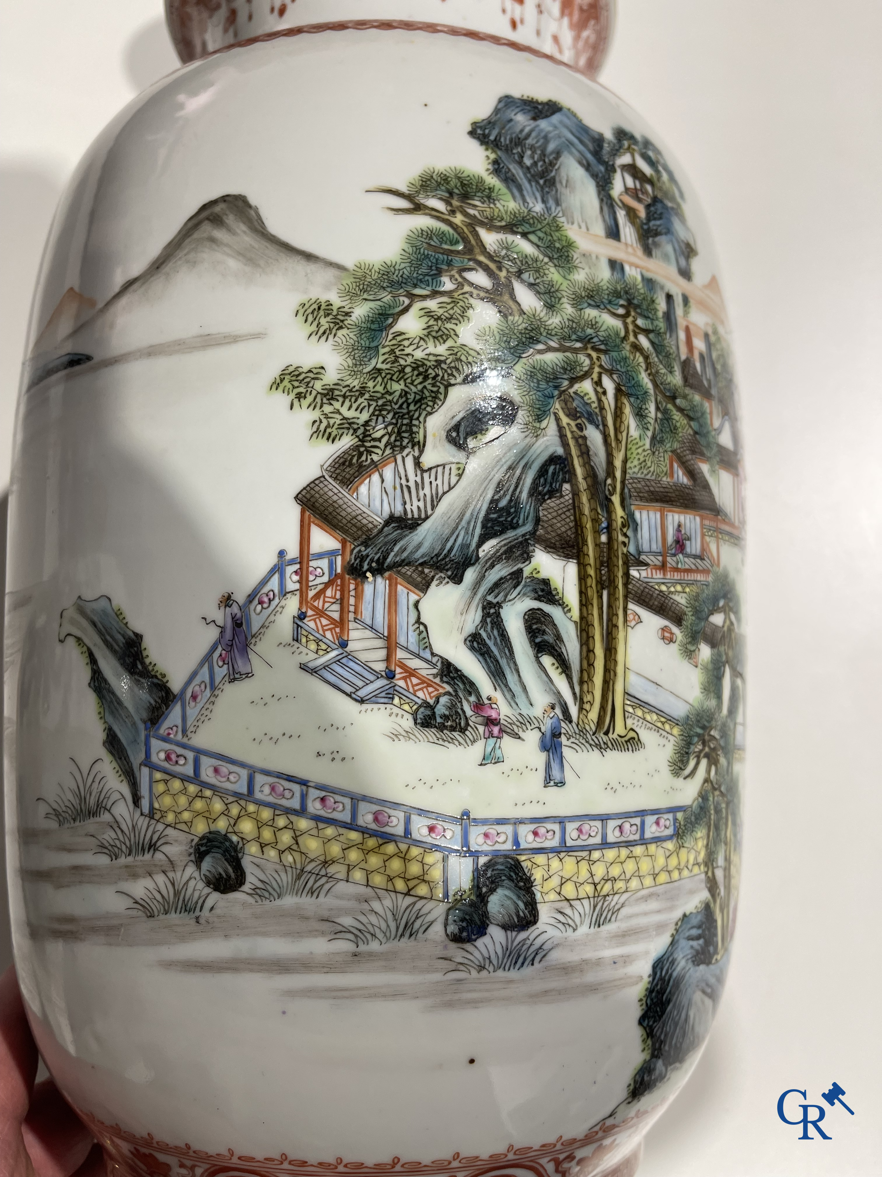 Art Asiatique, porcelaine chinoise. Une paire de vases chinois avec un décor de chevaux et de personnages.