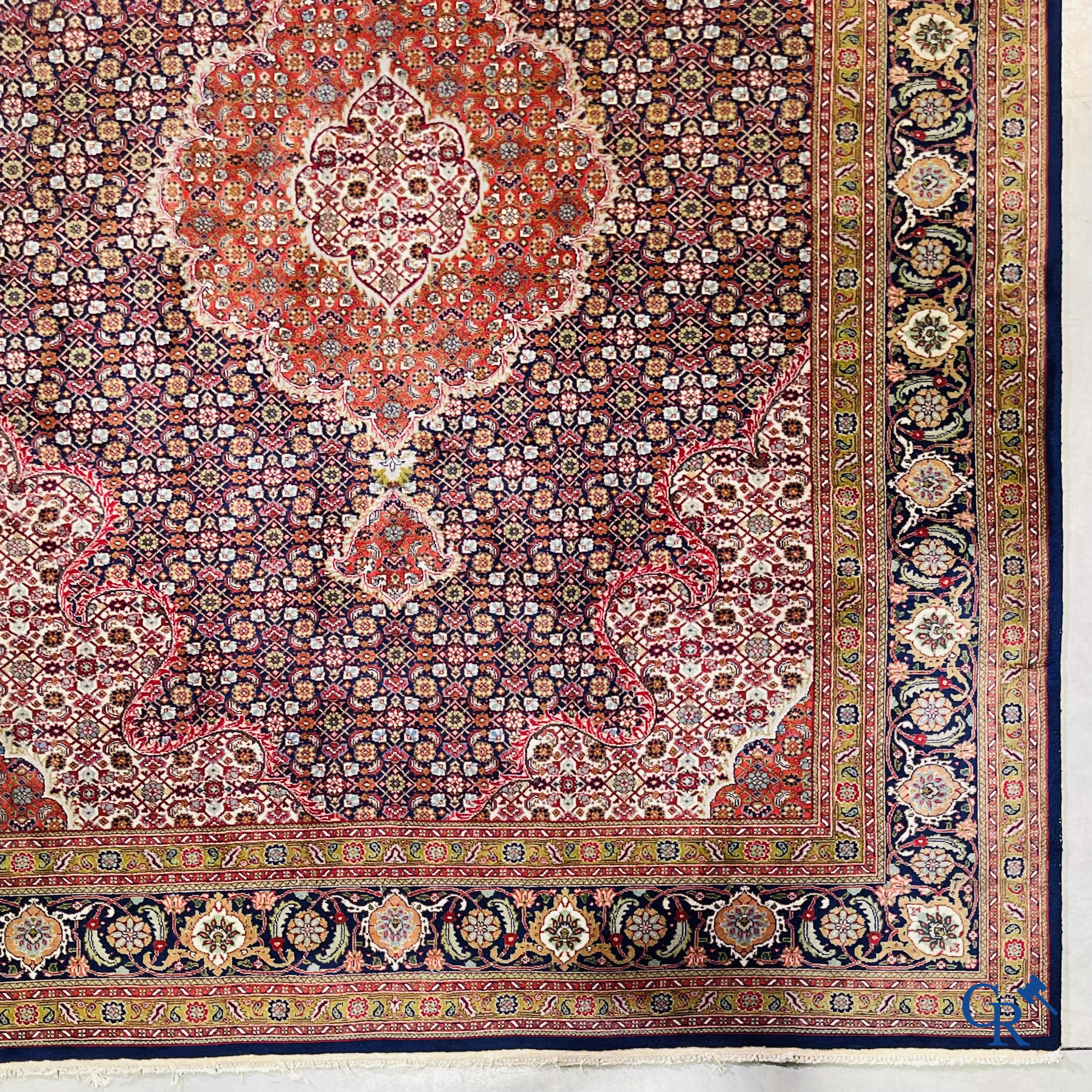 Tapis d'Orient: Tabriz, Iran. Grand tapis persan noué à la main.