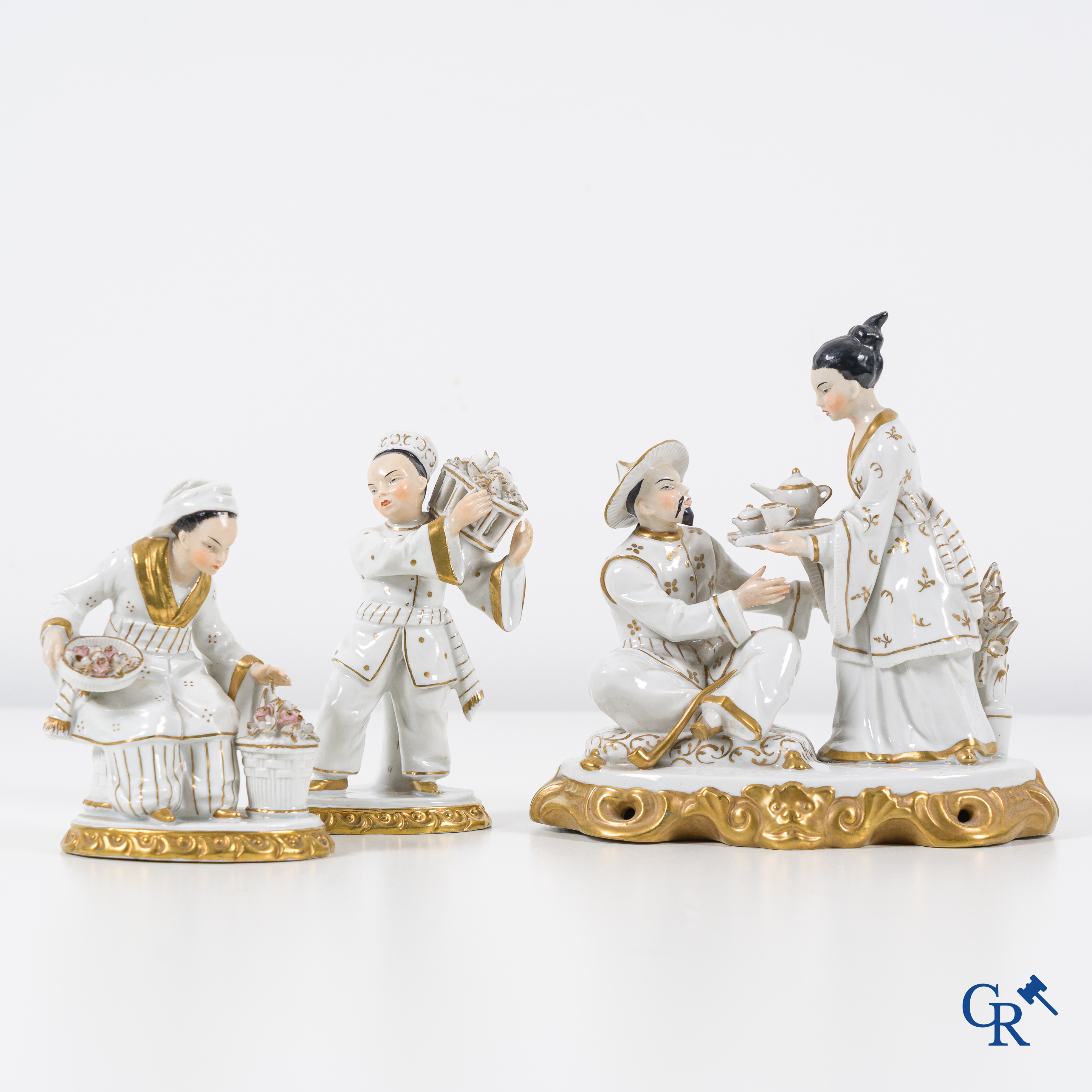 Porcelaine européenne: Sitzendorf, 3 groupes en porcelaine Sitzendorf avec des personages asiatiques.