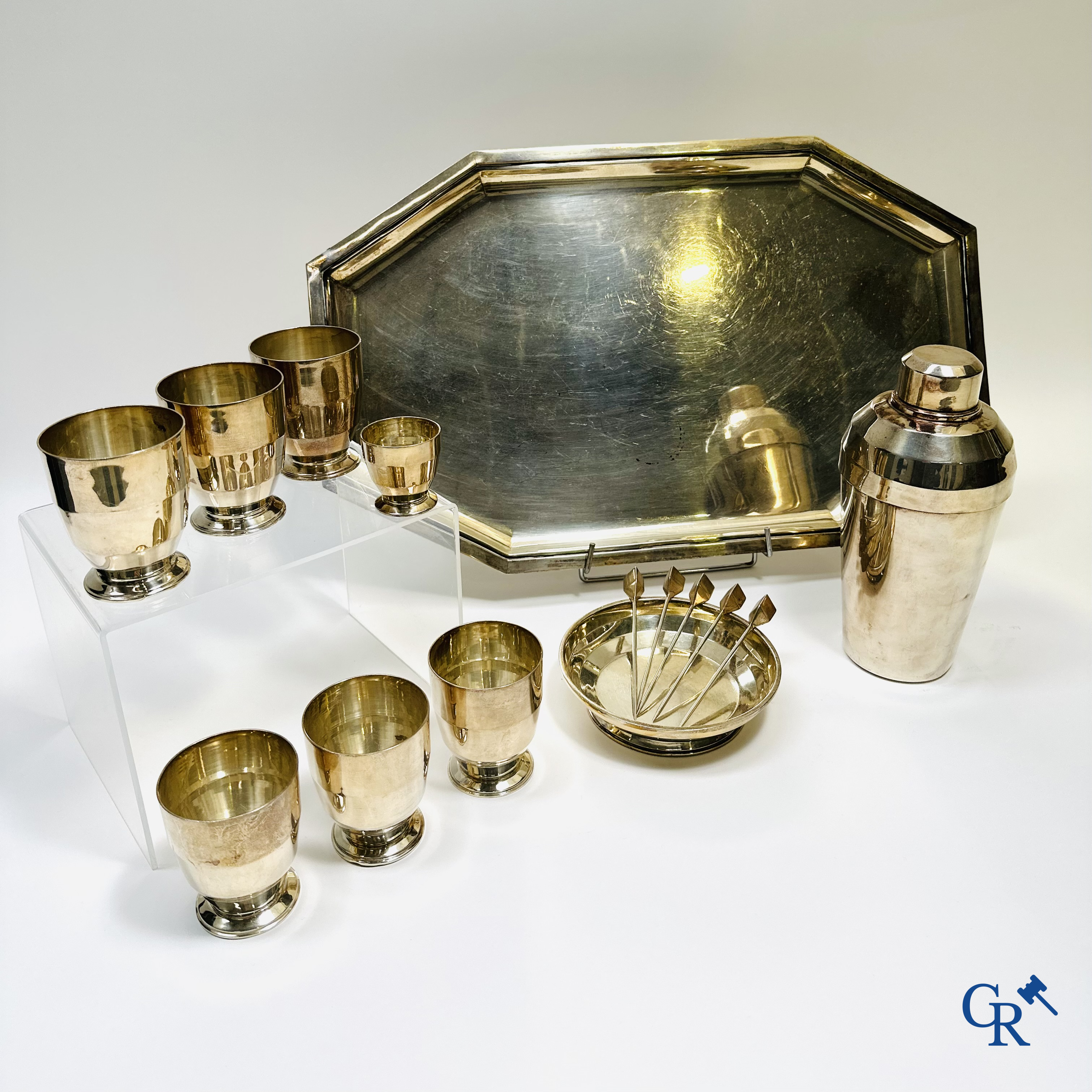 Silver: Shaker with dish and silver cups. (800°/00).