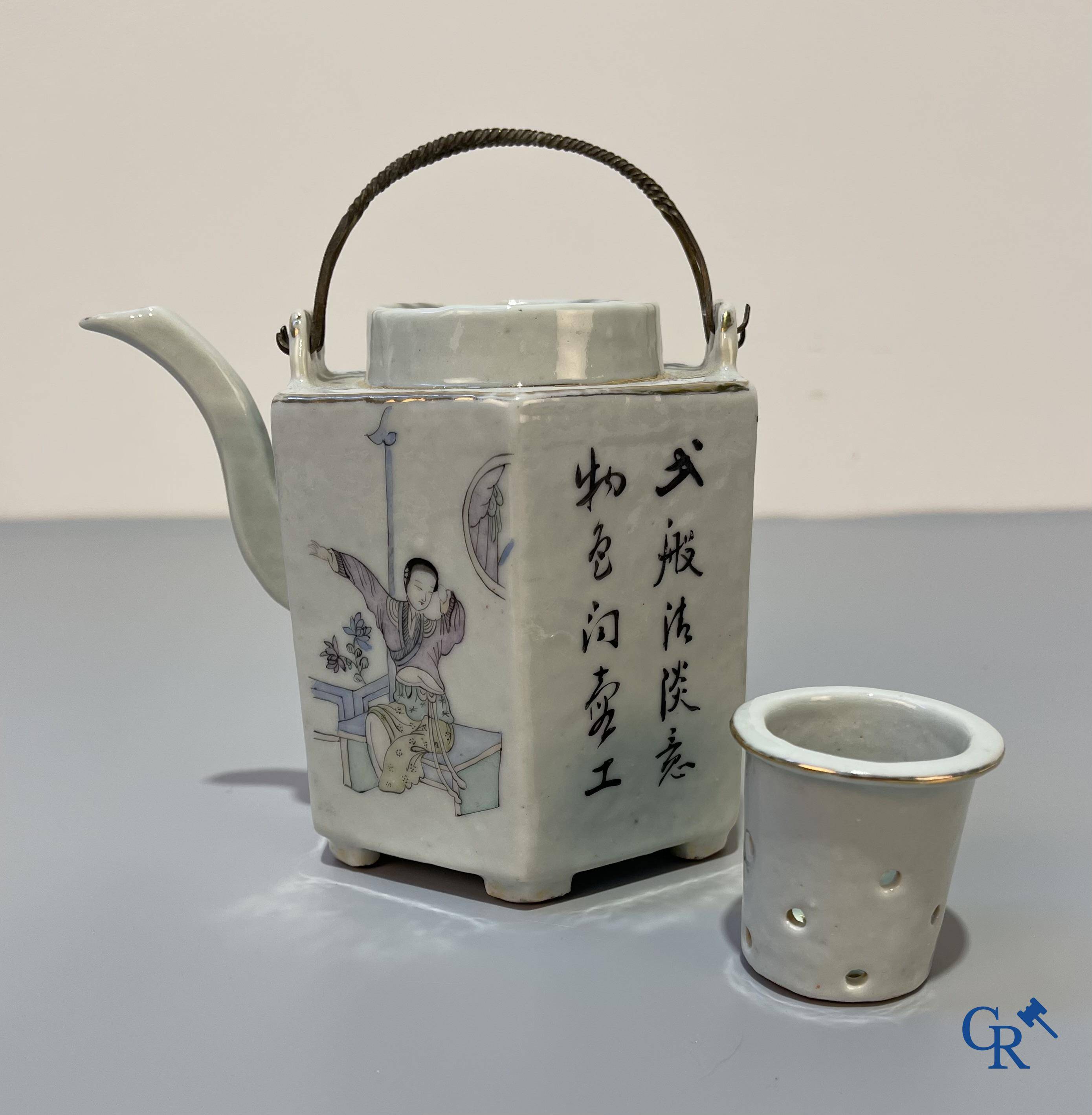 Aziatica, Chinees porselein, een hexagonale Chinese theepot. Gemerkt.