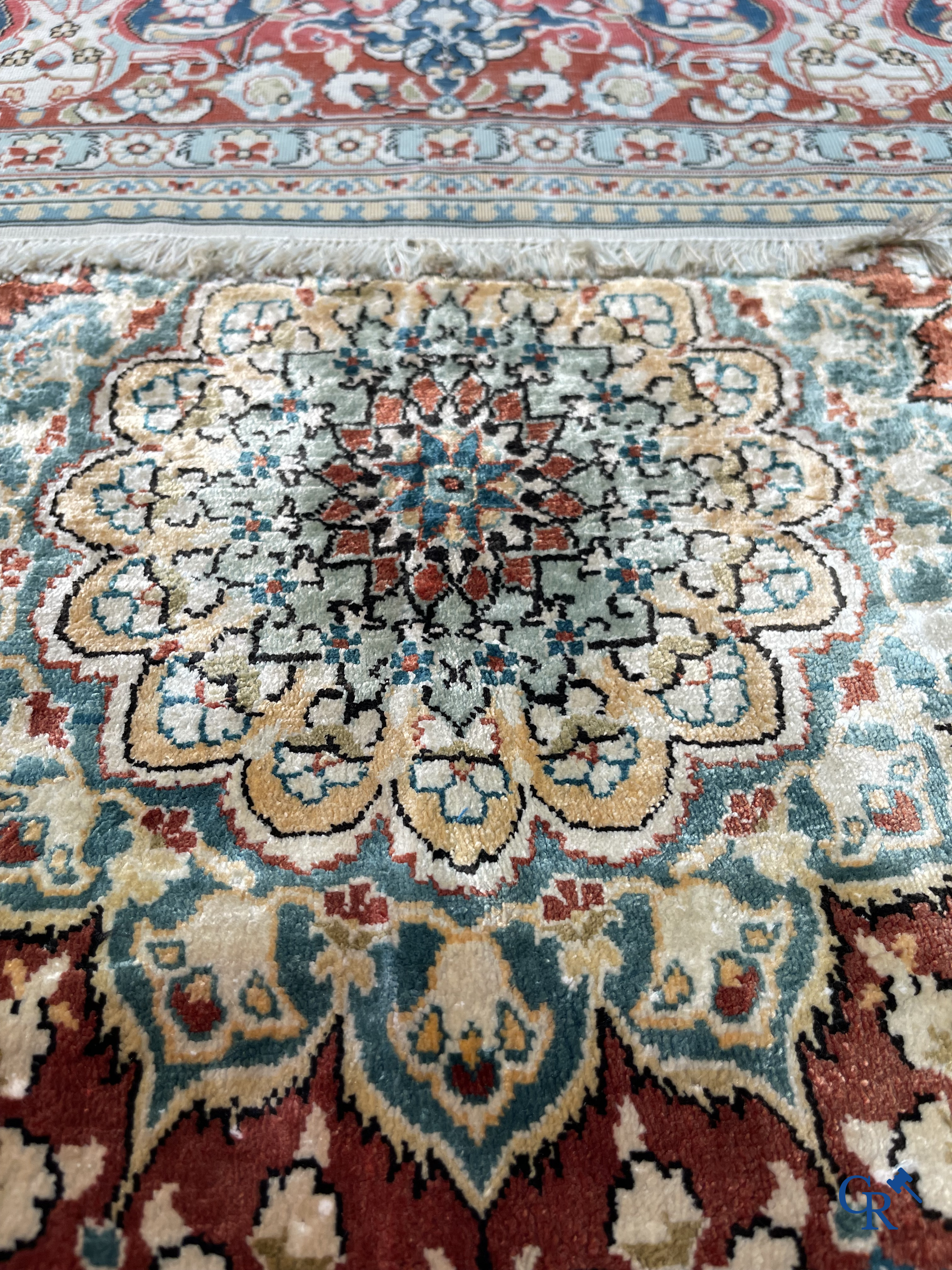 Tapis d'Orient: Hereke, un tapis en soie finement noué au décor floral.