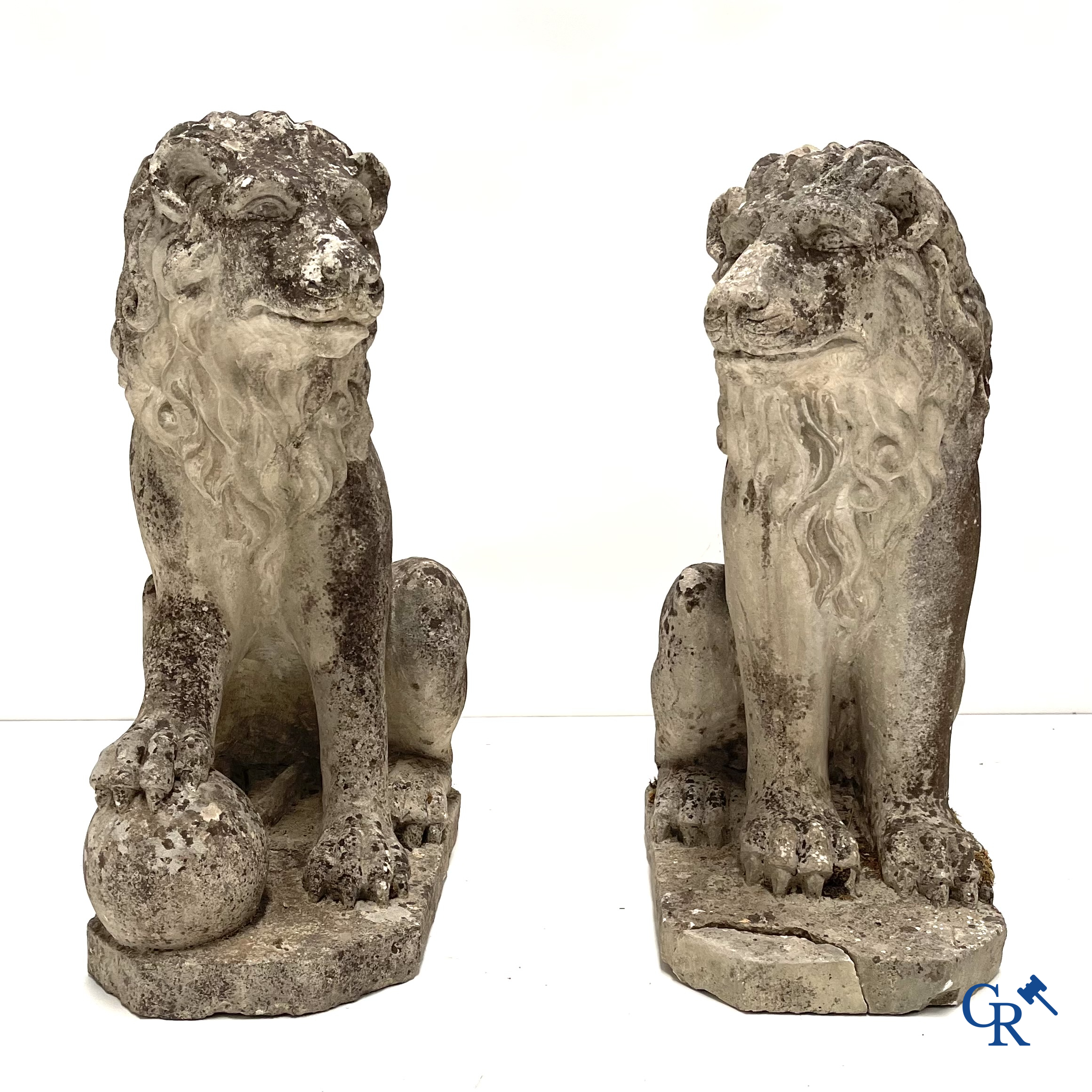 Paar leeuwen in gesculpteerde franse zandsteen. 18e eeuw.