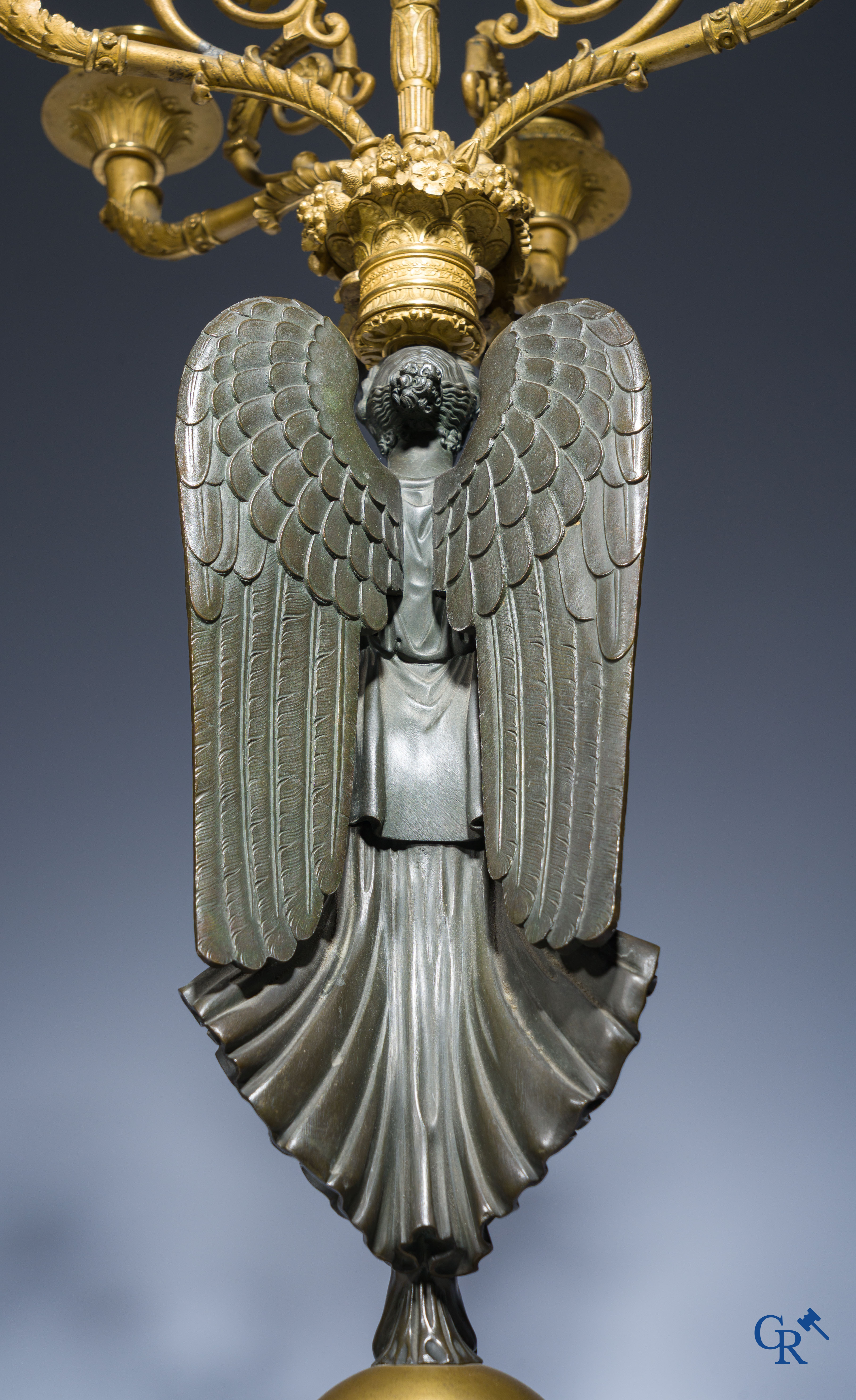 Empire, Een paar grote vergulde en gepatineerde bronzen kandelaars met gevleugelde vrouwen. Circa 1810.