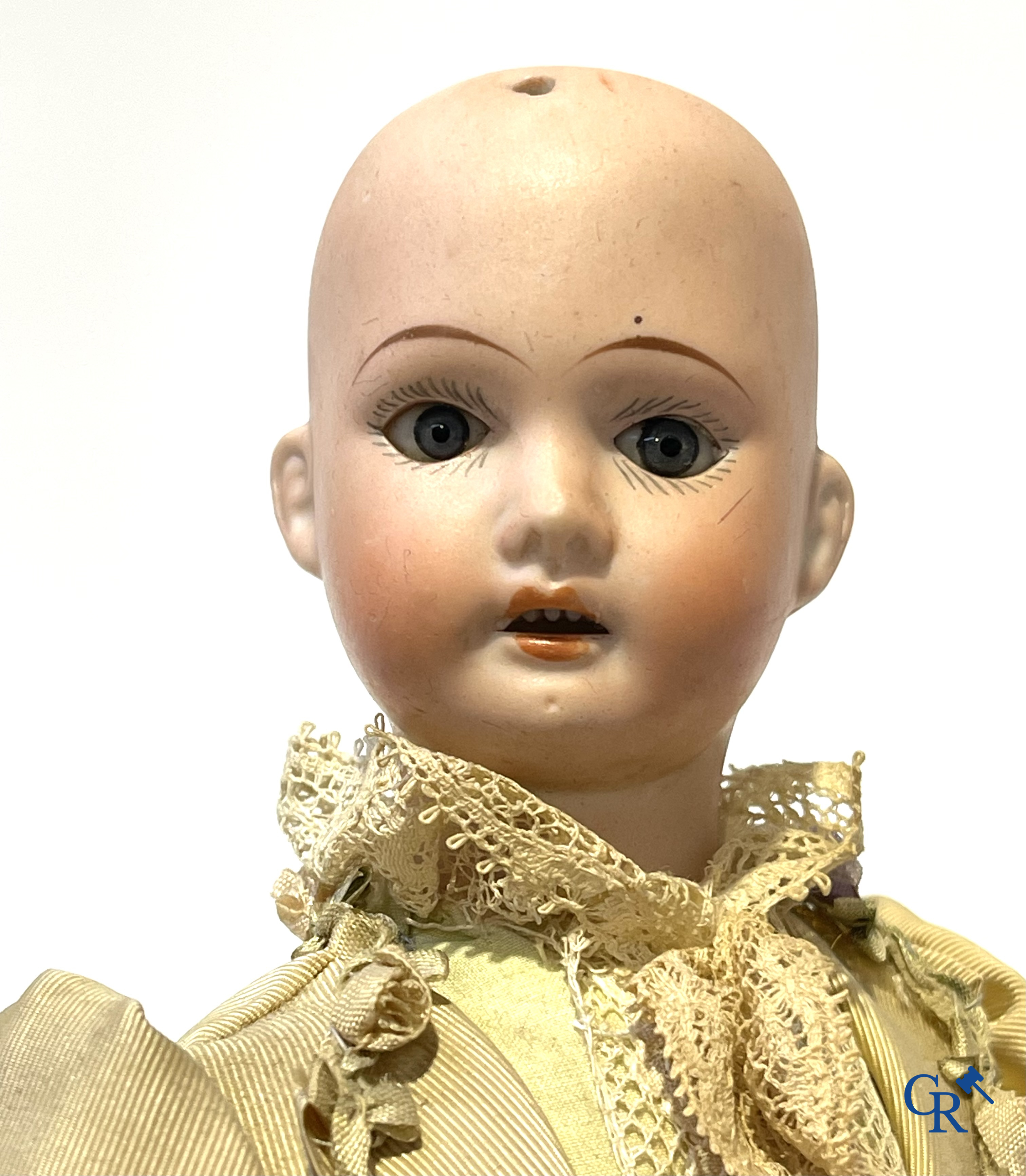 Jouets anciens, 2 poupées anciennes avec tête en porcelaine et un ancien automatique avec musique. Marqué.