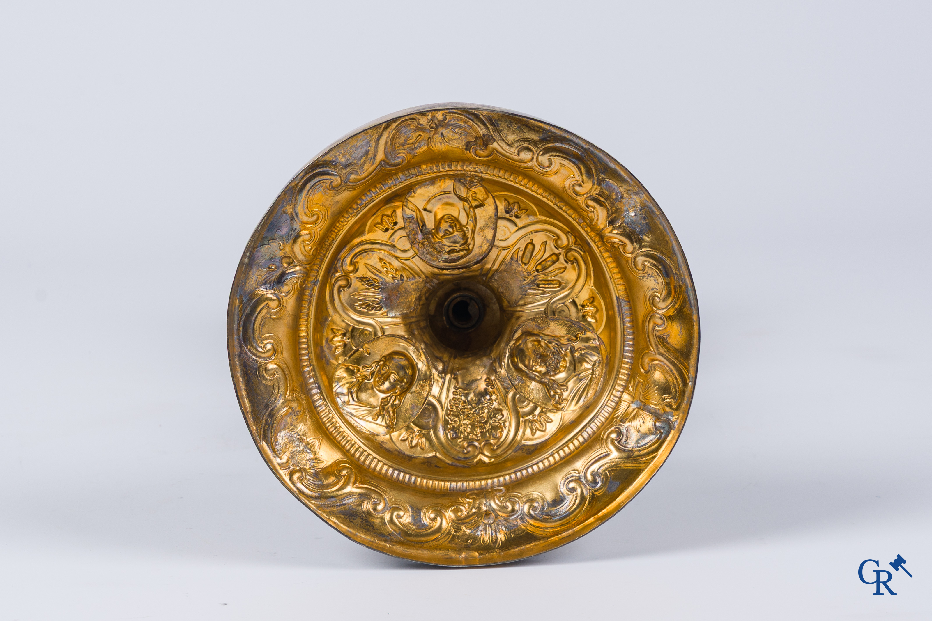 Martin & Dejean, orfèvres. Een reliëf gedecoreerde kelk in zilver en vermeil. Parijs, 1ste helft 19e eeuw.