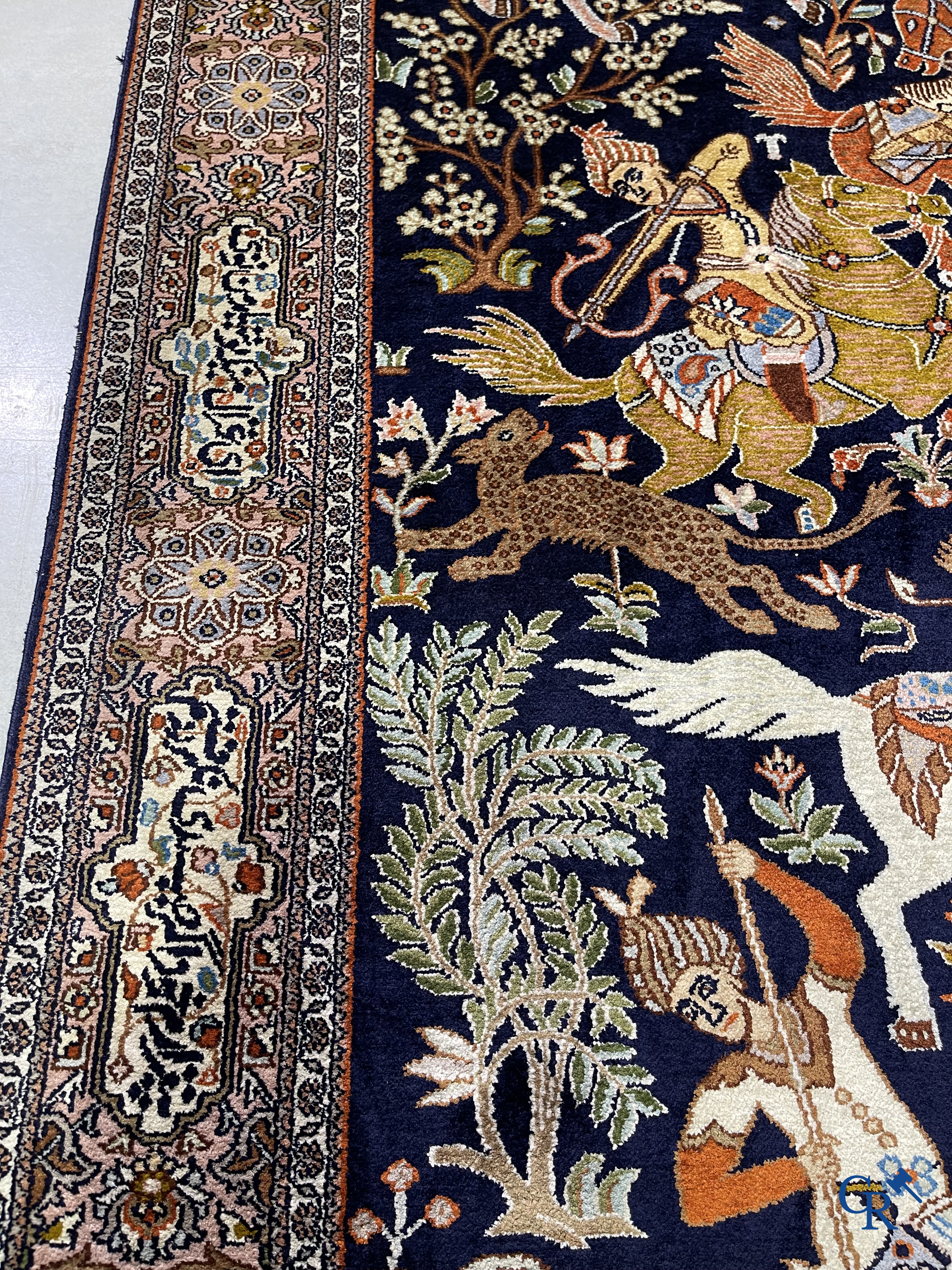 Tapis d'Orient. Iran. Un tapis persan finement noué à la main en laine et soie avec des chasseurs à cheval et des inscriptions.