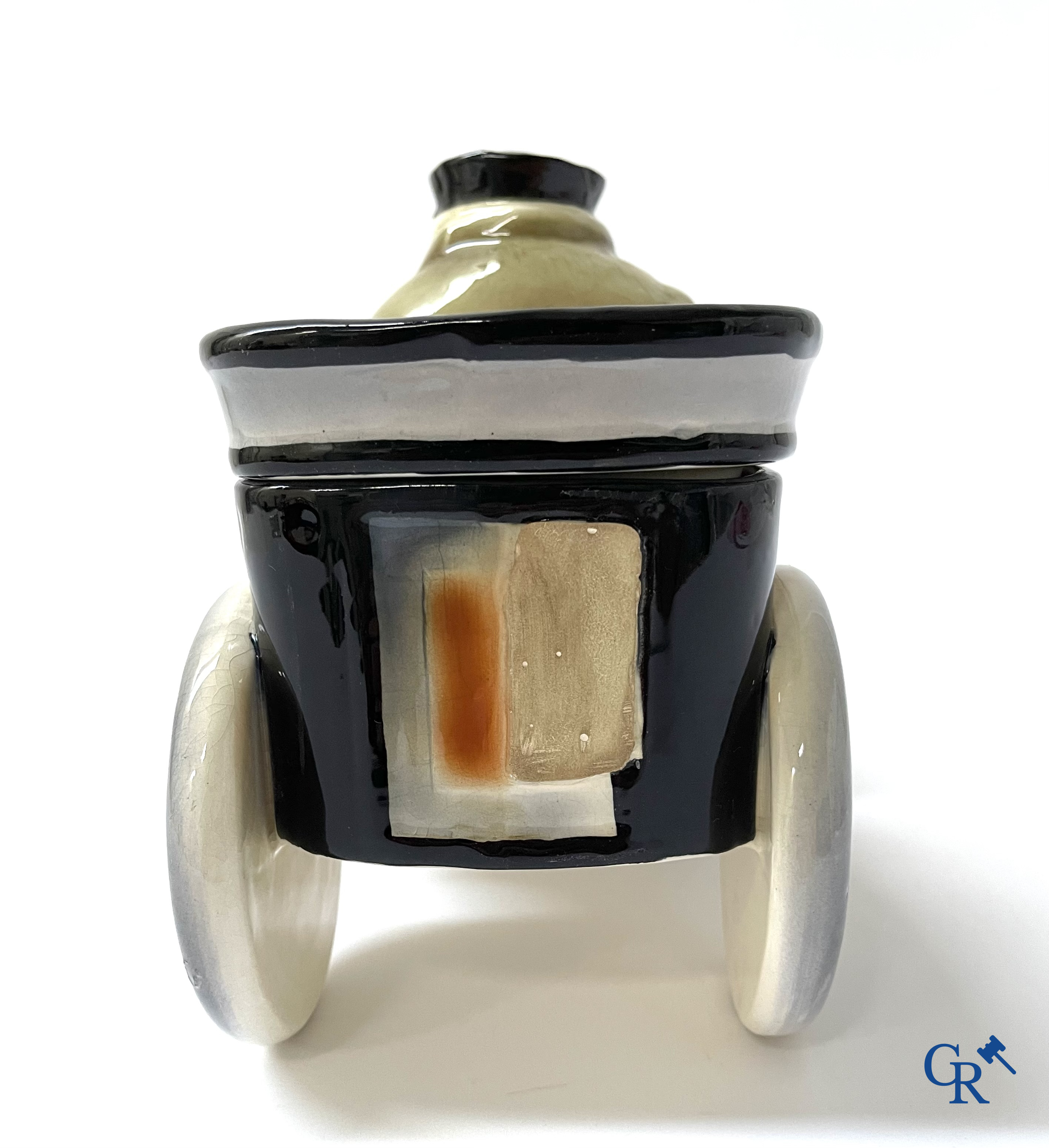 Faïencerie Fives Lille. L'Automobiliste, een grote tabakspot in de vorm van een automobilist. Circa 1910.