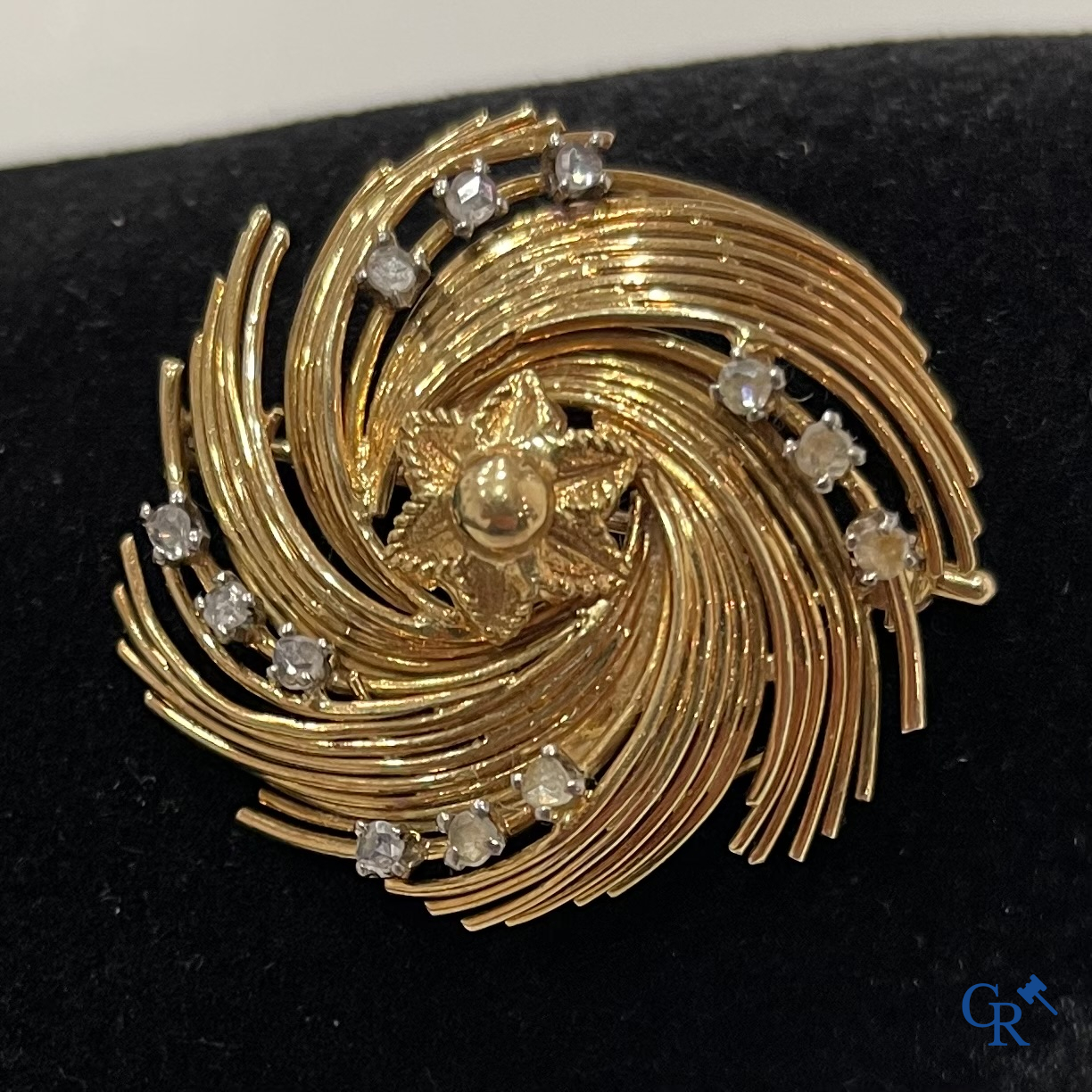 Jewellery, watches, a brooch in gold 750°/00 set with small diamonds.