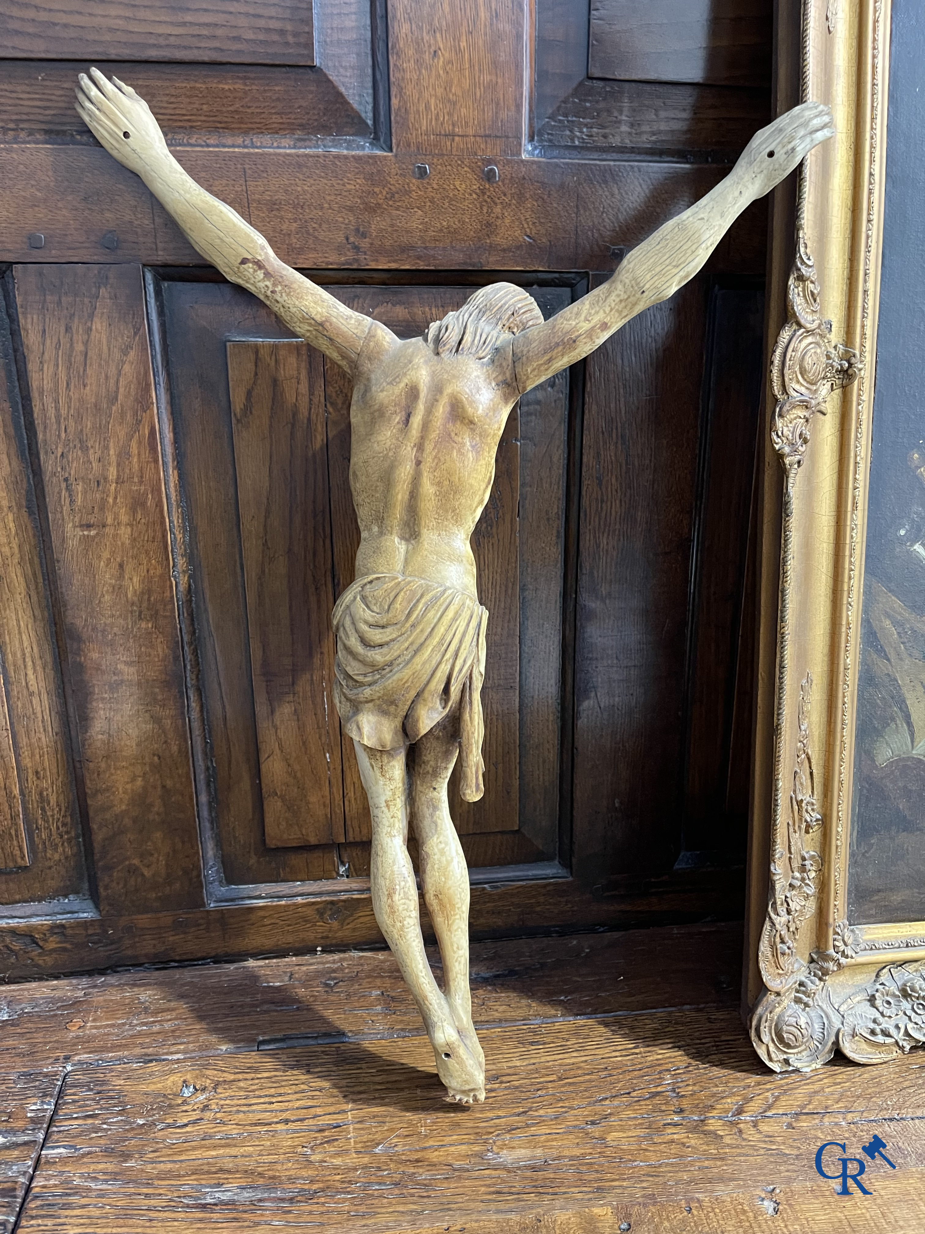 Religieuze objecten, een grote corpus in gesneden ivoor. Europees werk. 18e-19e eeuw.