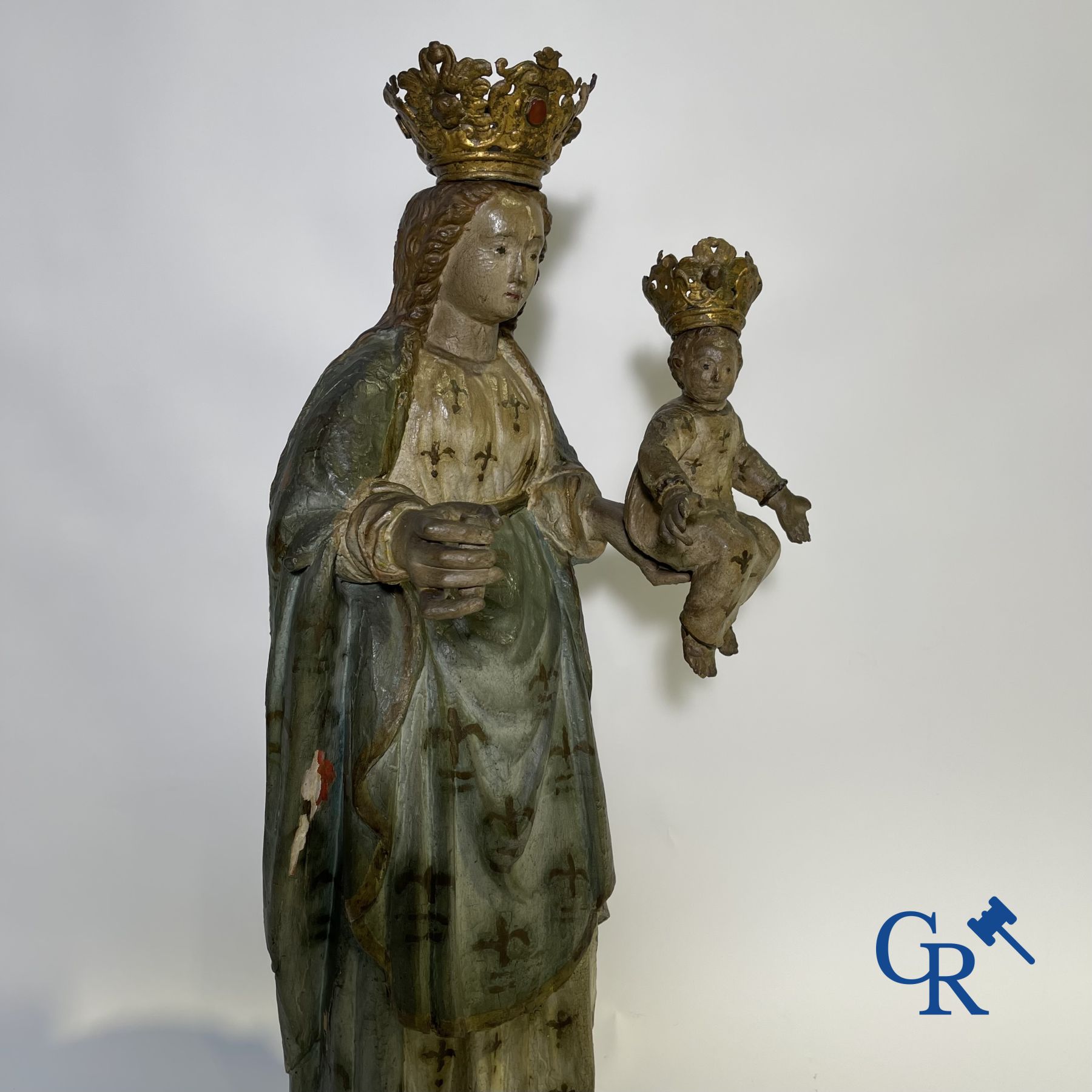 Sculpture Baroque en bois polychrome d'une Vierge à l'enfant. La couronne est incrustée d'une pierre semblable à de l'ambre.