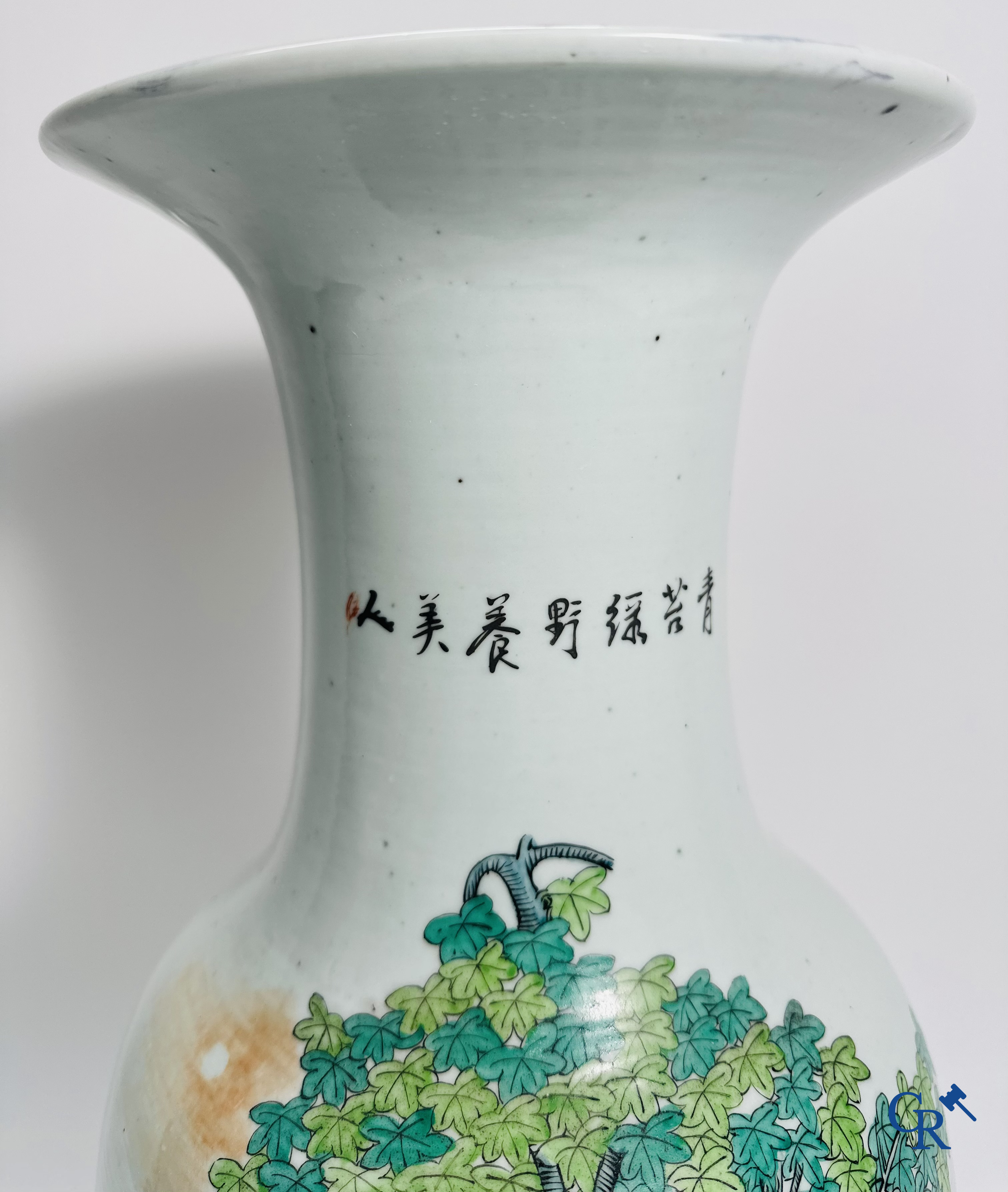 Porcelaine Chinoise: Vase Chinois à double décor de personnages et d'antiquités.