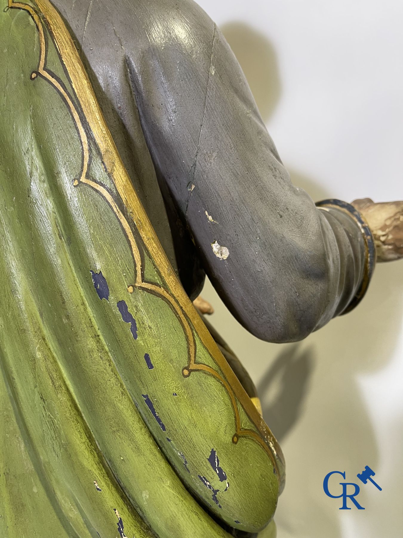 Une statue en bois du 19ème siècle et une vitrine en bois avec une représentation en plâtre d'une Vierge à l'enfant.