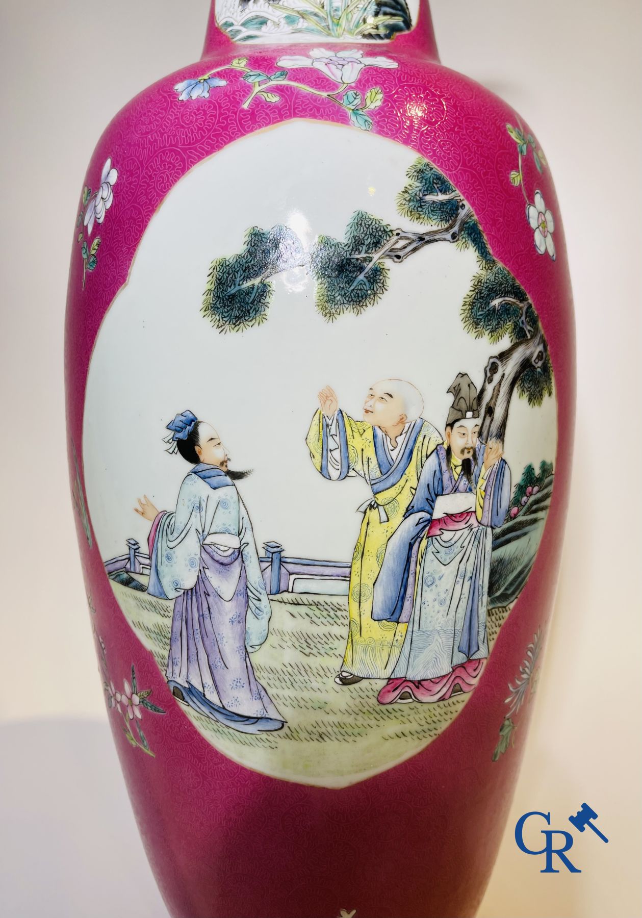 Porcelaine chinoise: Un vase chinois famille rose décoré sur un fond rouge rubis en technique sgraffito.