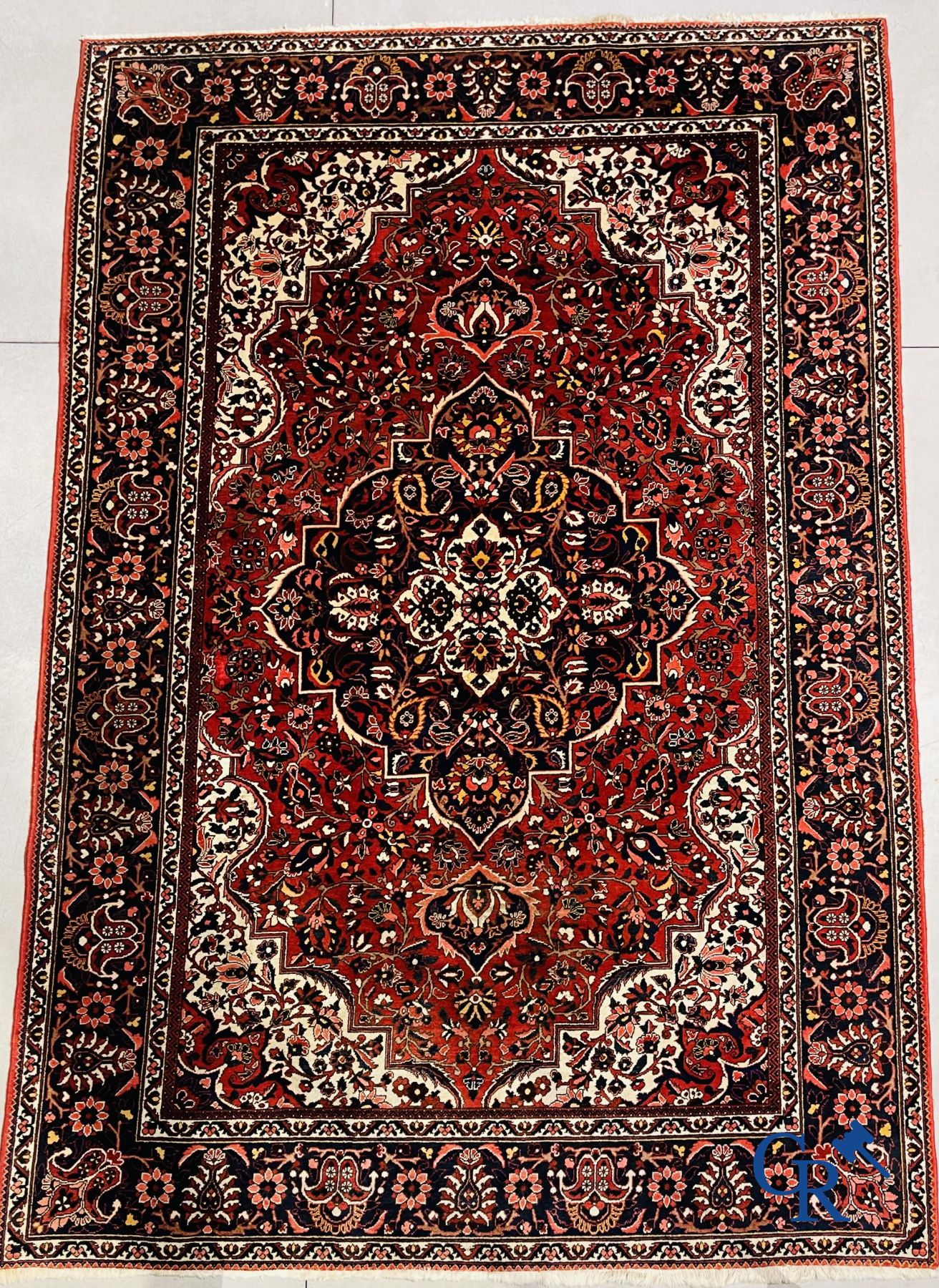 Tapis: Iran. Grand tapis persan noué à la main avec un décor floral.