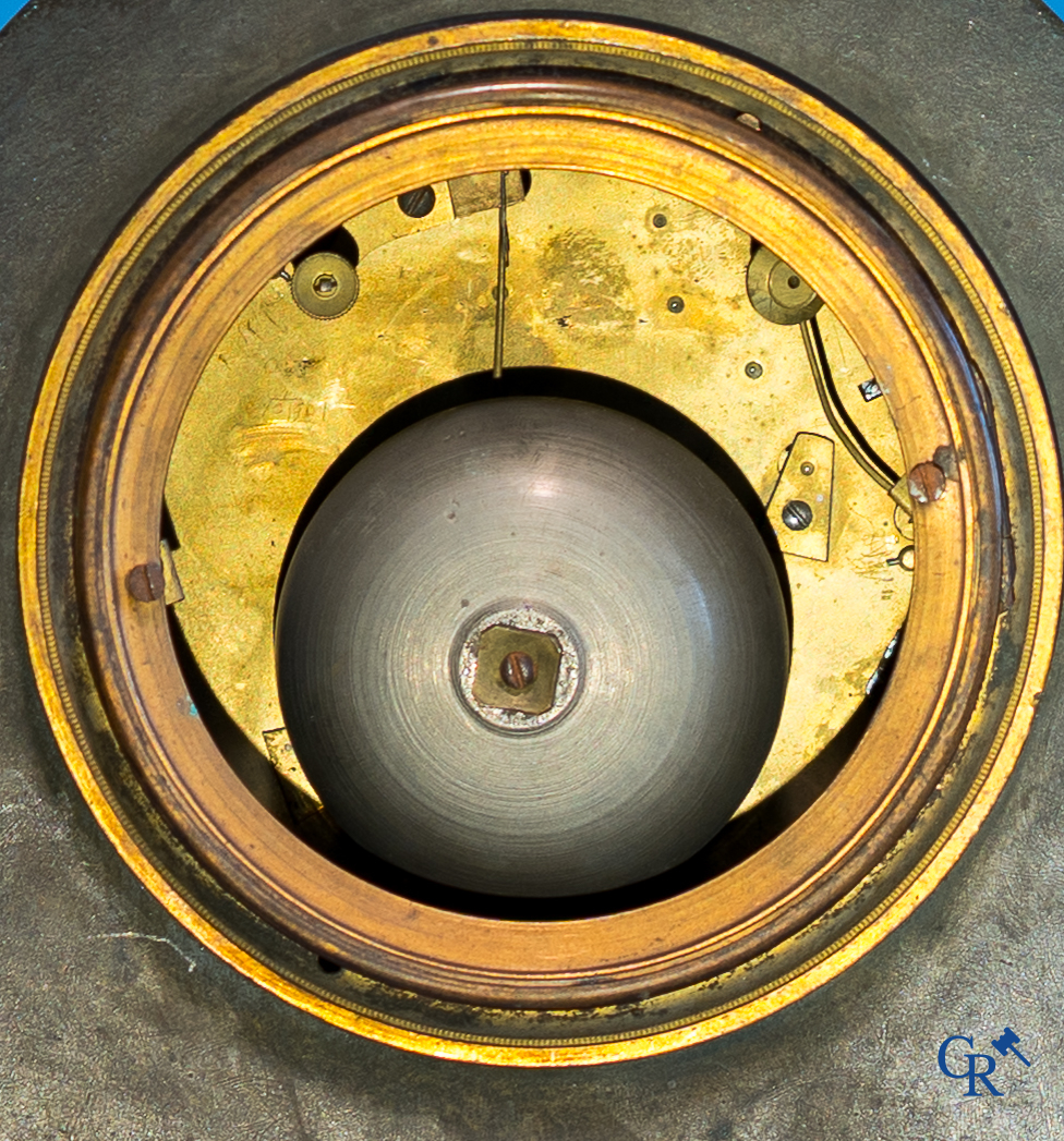 Claude Galle, Rue Vivienne à Paris. Pendule borne "Anacreon" in verguld en gepatineerd brons. Empire, Circa 1806.