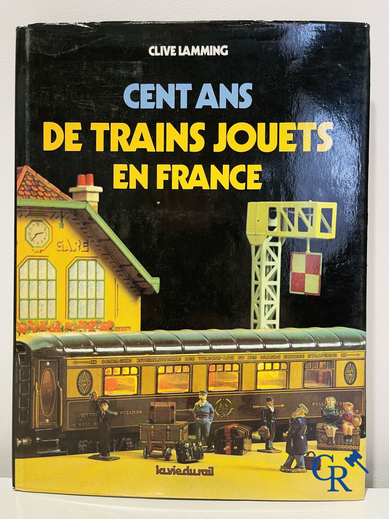 Jouets anciens : Un lot avec 13 livres sur les jouets anciens.