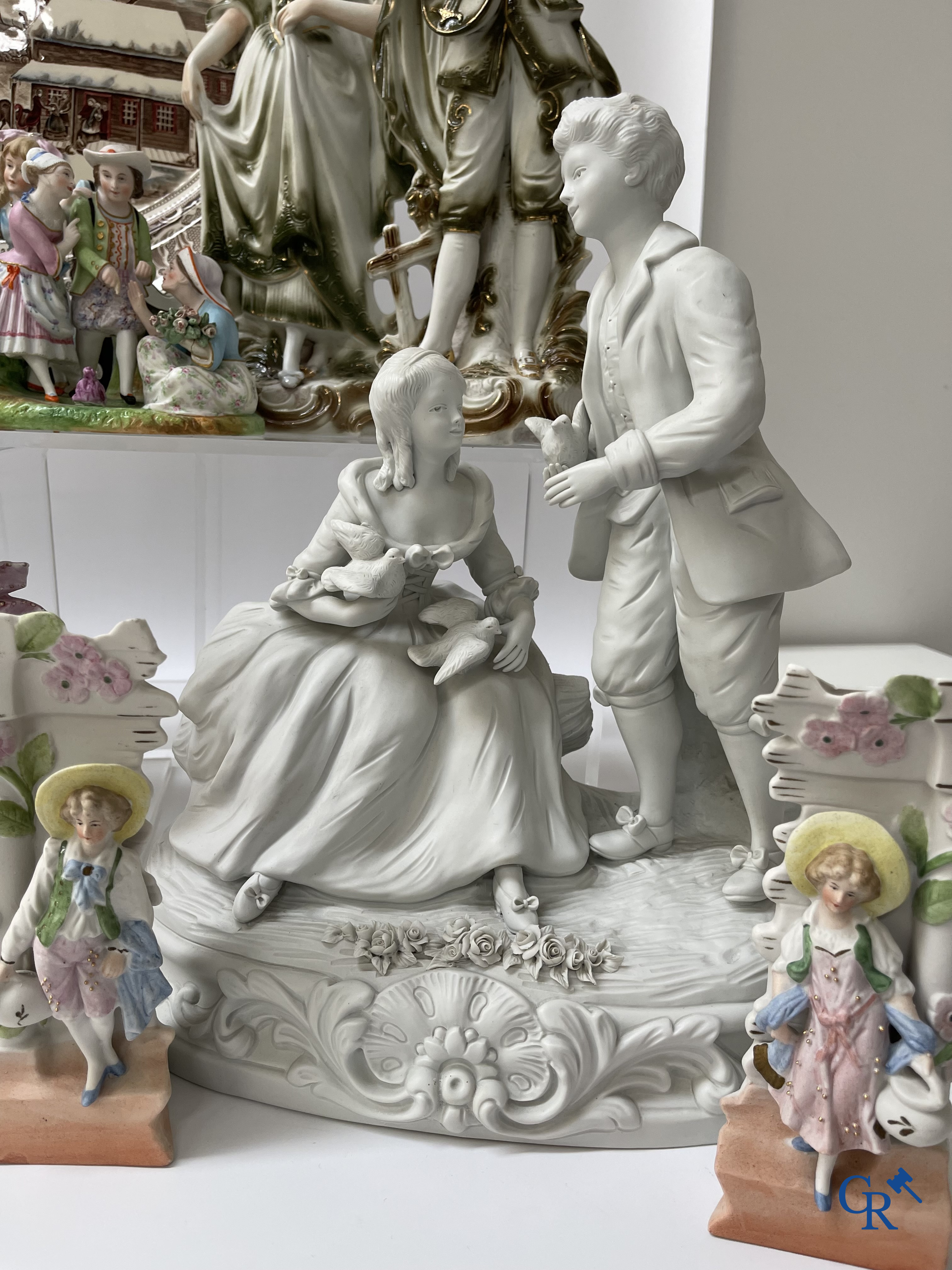 Un grand lot de brocante, y compris Royal Dux, statues en biscuit, porcelaine, globes, statues en régule, lampe de table, lustre, etc.