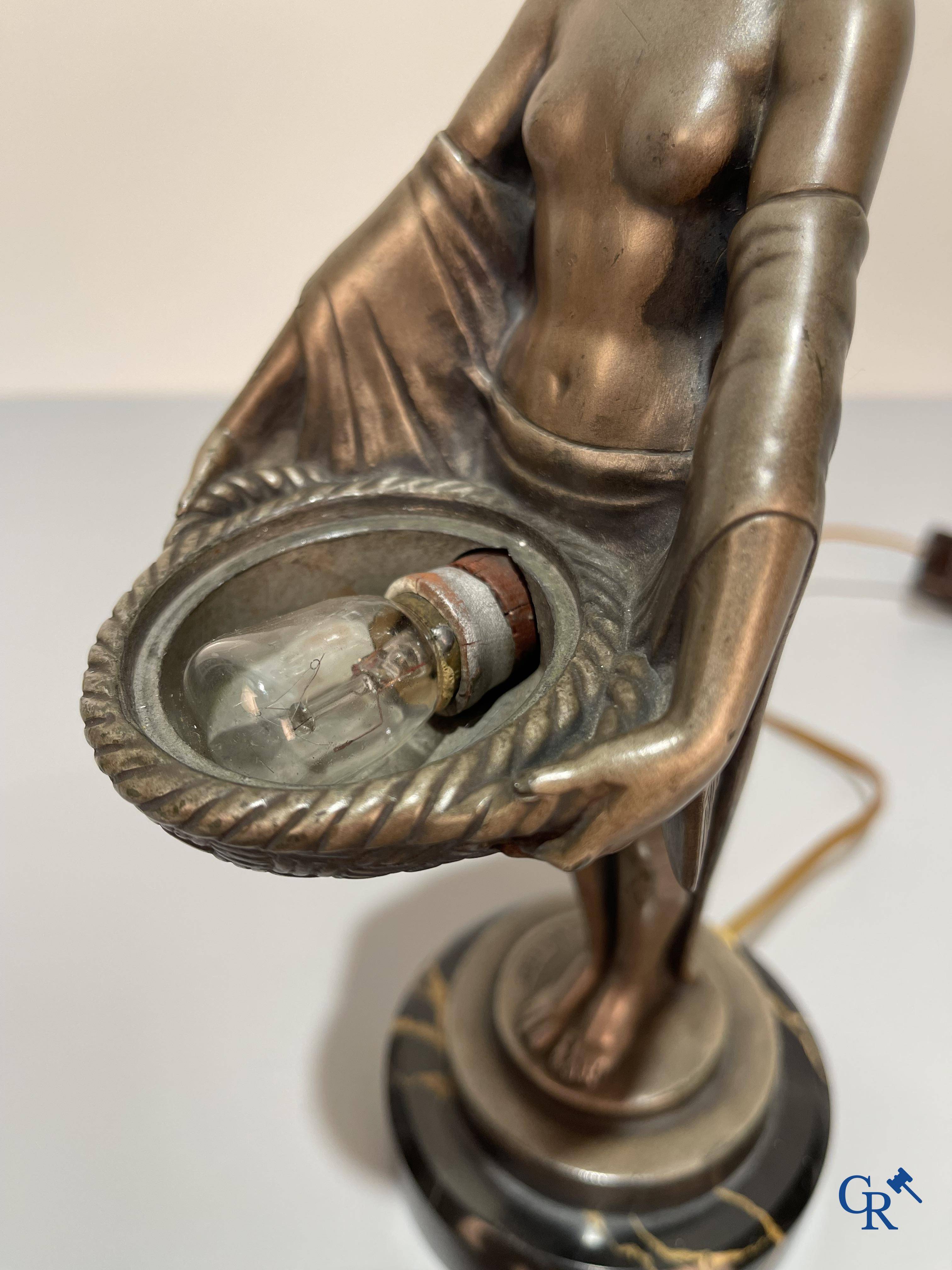 Max Le Verrier (1891-1973) Lampe Art déco avec une patine argentée et un verre pressé dans le goût de Lalique.