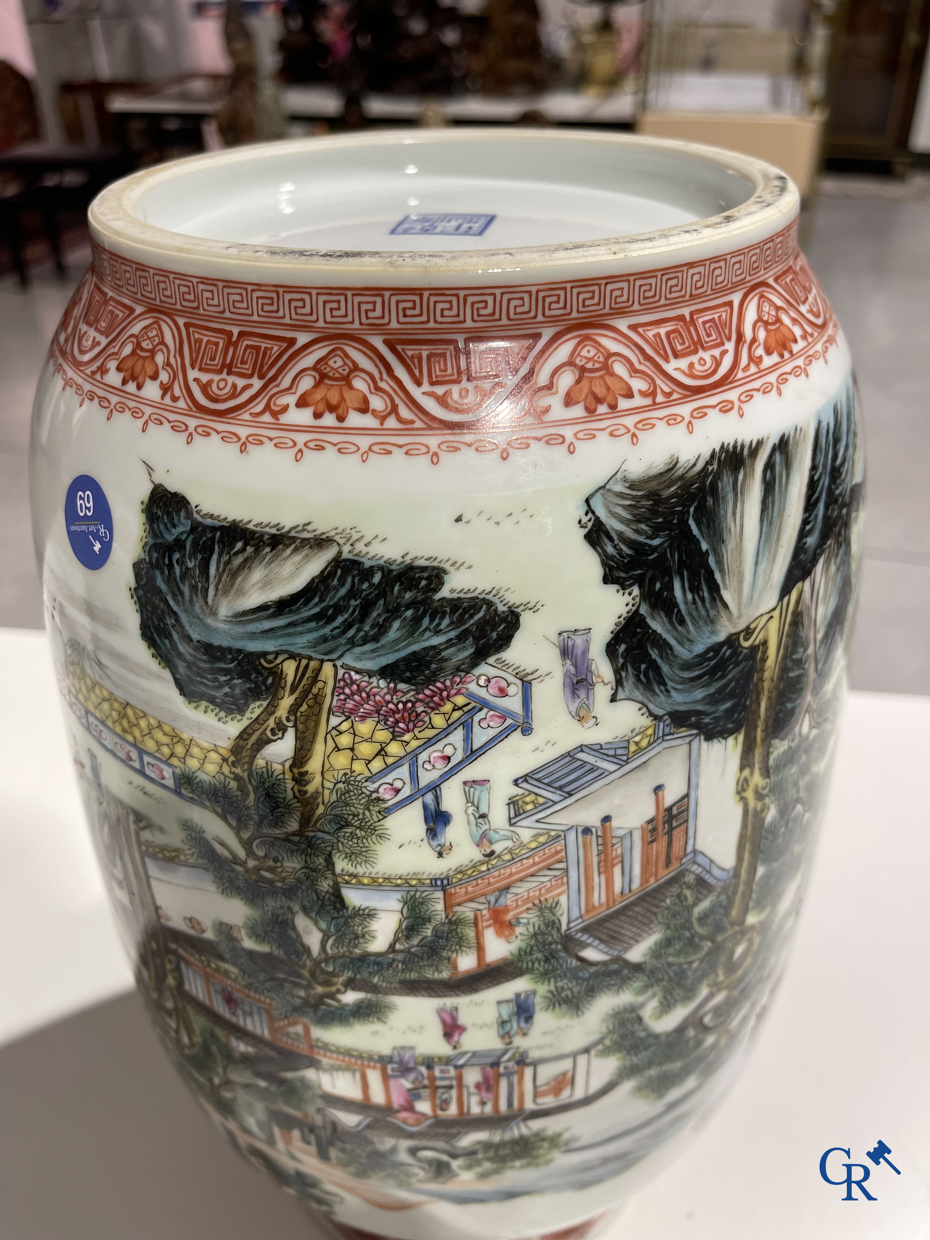 Art Asiatique, porcelaine chinoise. Une paire de vases chinois avec un décor de chevaux et de personnages.