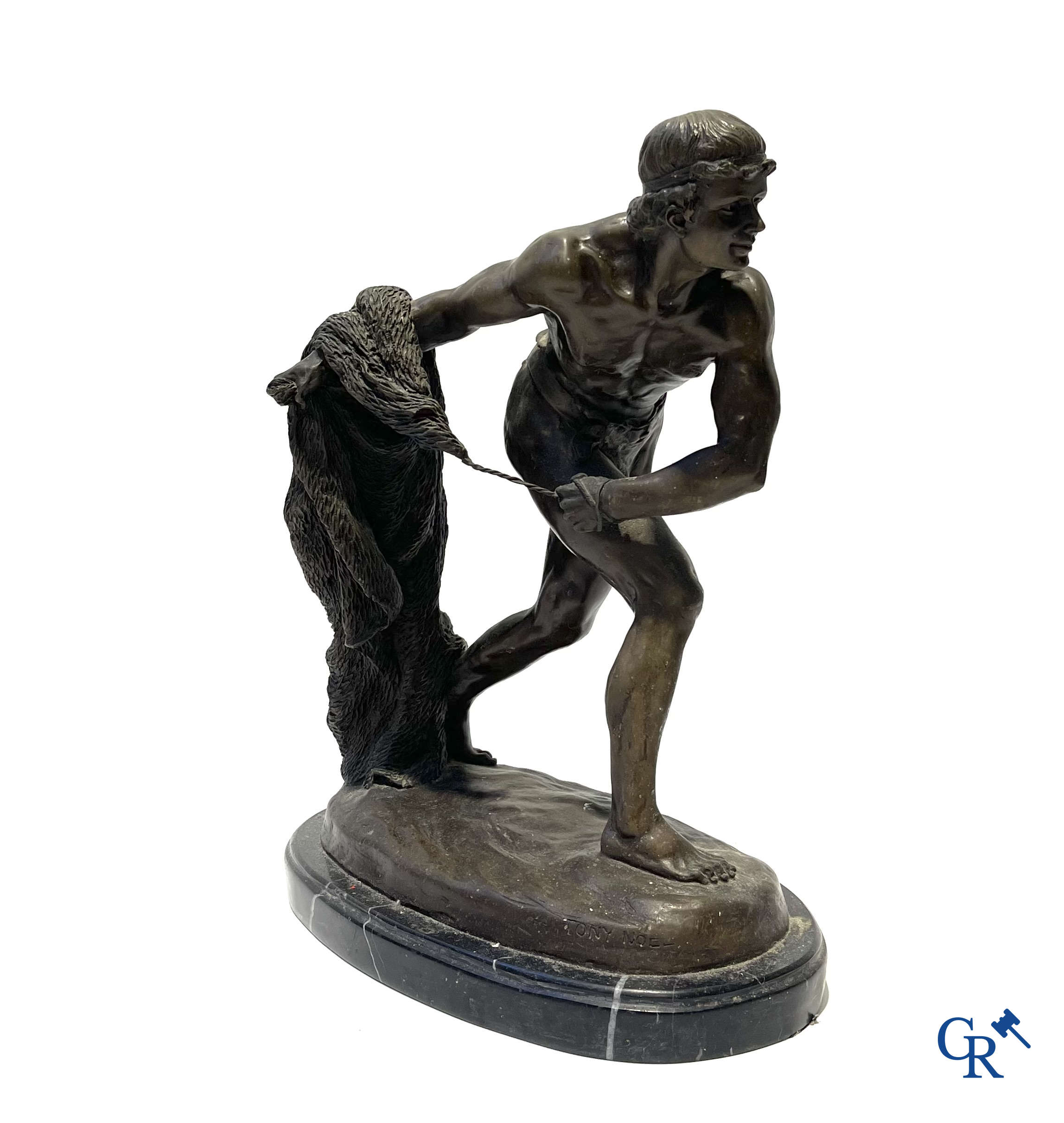 3 statues à l'antique en bronze, socle en marbre. XXème siècle.