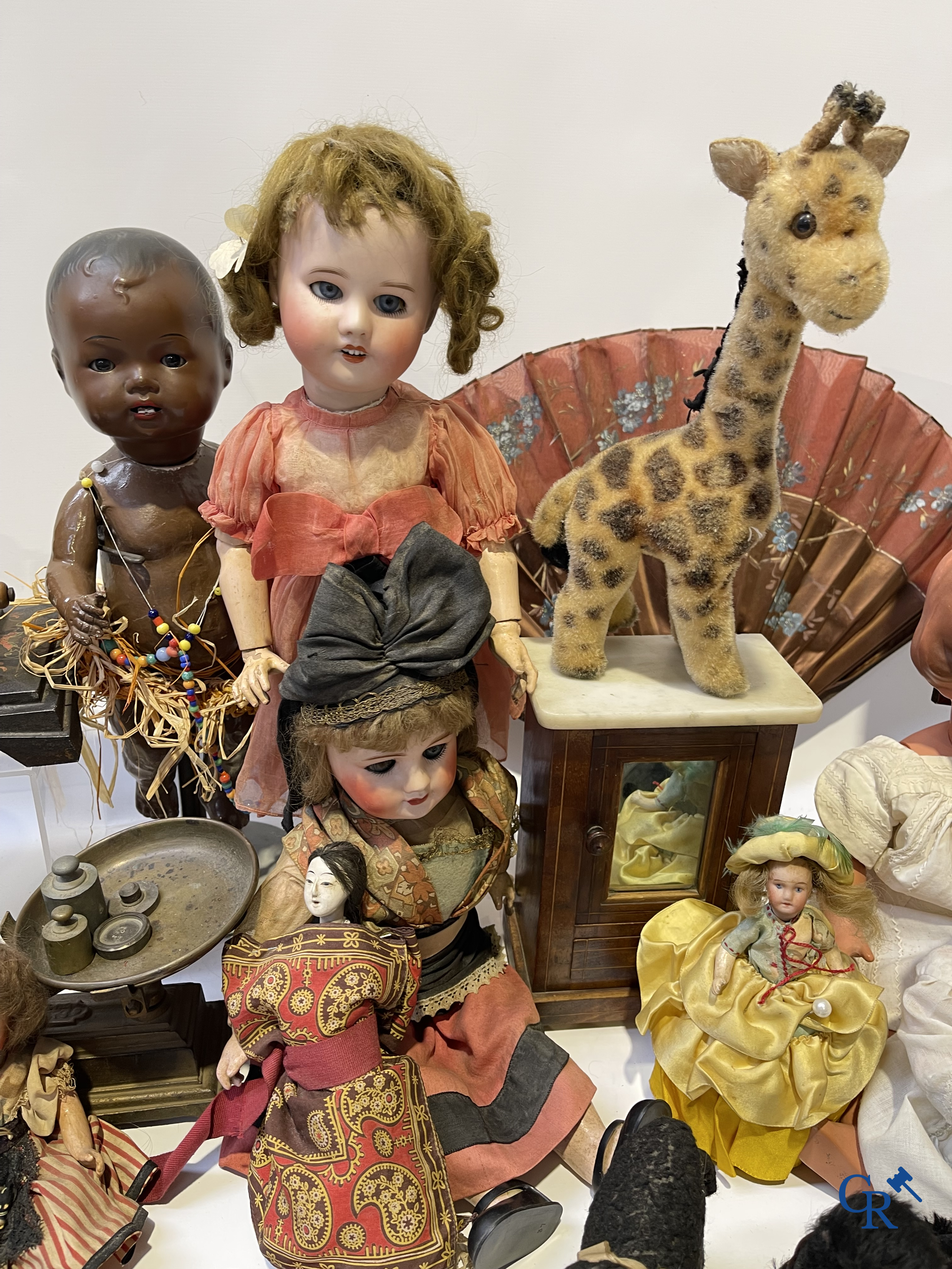 Vieux jouets, Grand lot avec différentes poupées anciennes et objets de collection.