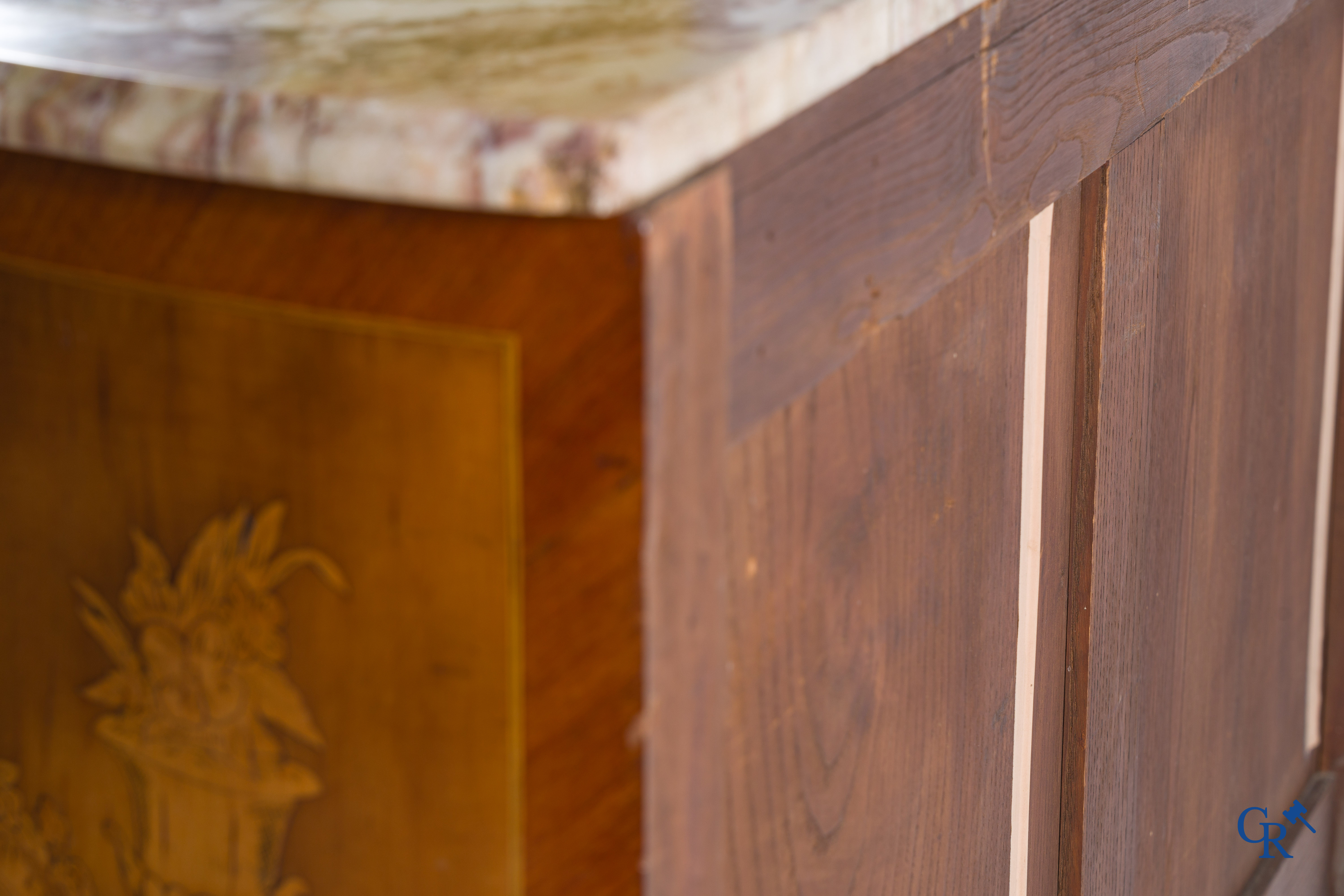 Une commode en marqueterie et bronze avec une tablette en marbre. Style LXV.